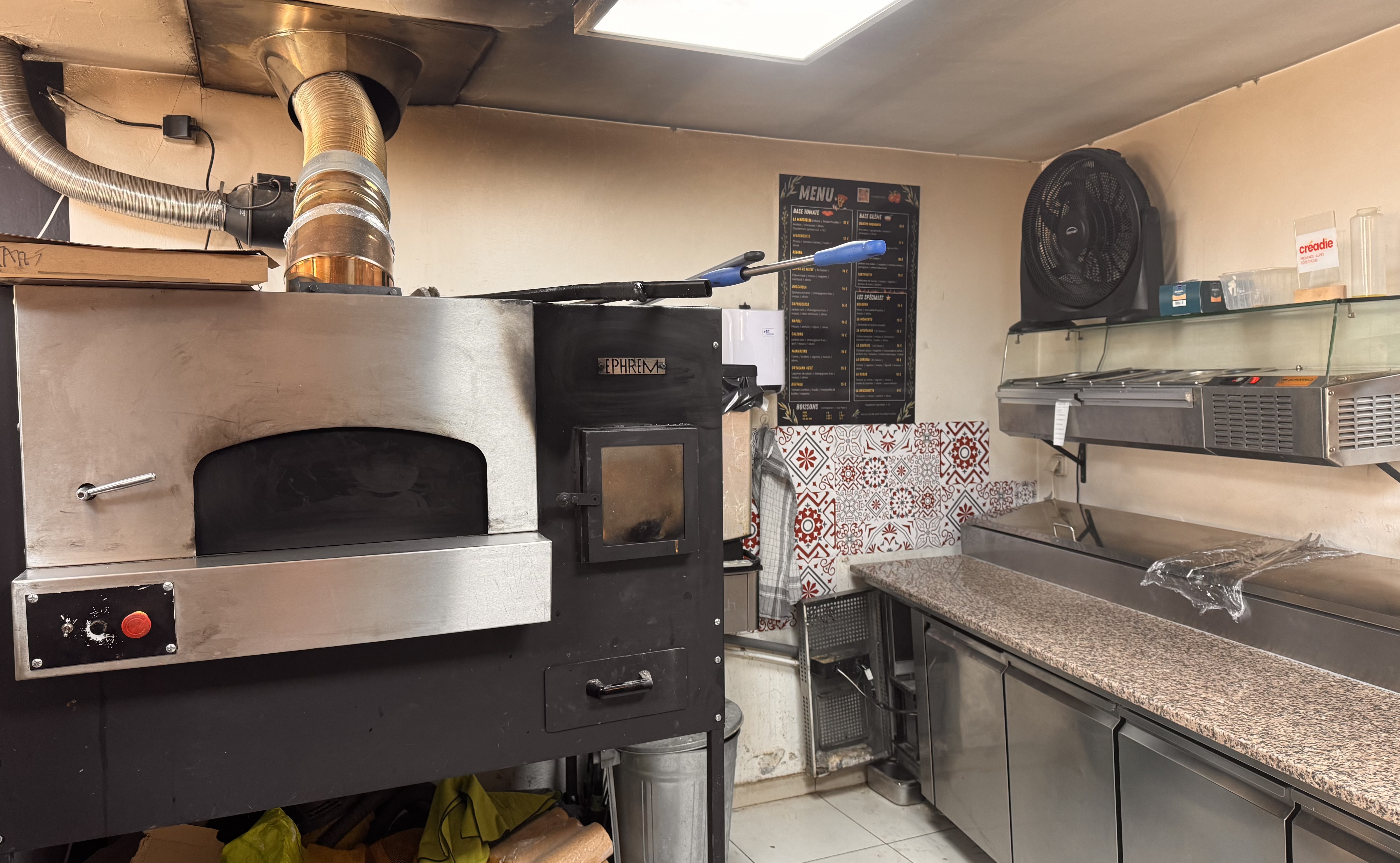 À saisir, fonds de commerce de pizzeria – restaurant avec licence III, situé à Mane (04300), charmant village de caractère des Alpes-de-Haute-Provence, proche de Forcalquier.

⸻

✅ Les atouts du commerce :
	•	Chiffre d’affaires en forte croissance : plus de 182 000 € TTC réalisés depuis l’ouverture en juin 2024.
	•	Bail avantageux : loyer seulement 475 €/mois + 40 € charges.
	•	Terrasse d’été (≈ 15 m²), très appréciée de la clientèle.
	•	Licence III + licence restaurant déjà en place.
	•	Dérogation ERP accessibilité validée, aucun gros travaux à prévoir.
	•	Matériel complet inclus (four, équipements, mobilier).
	•	Base de données clients de plus de 800 contacts incluse dans la vente.
	•	Conservation du numéro de téléphone actuel, déjà connu de la clientèle → continuité immédiate.

⸻

👨‍🍳 Activités actuelles :
	•	Pizzeria sur place et à emporter.
	•	Service de bar : bières, vins, softs.
	•	Viennoiseries et pain le matin, très apprécié par les habitants.
	•	Clientèle locale fidèle et touristique régulière.
	•	Concept facilement transformable en bar à pâtes / vins / bières pour diversifier davantage.

⸻

📈 Opportunité idéale pour :
	•	Un couple ou un professionnel souhaitant s’installer dans un cadre de vie agréable.
	•	Une personne voulant reprendre une affaire clé en main, avec fichier clients et communication existants.