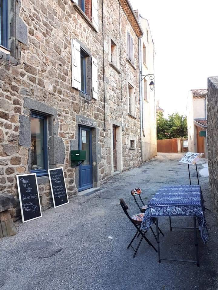 Maison de village en pierre entièrement rénovée fin 2017 avec une boulangerie atypique et four traditionnel. Elle est composée de quatre niveaux, au rdc : un local qui doit resté commercial (peu importe l'activité) avec wc et zone de stockage de 36 m2 environ. Au premier étage : une pièce de vie avec cuisine ouverte sur la salle à manger et un salon indépendant de 53 m2 environ. Au second : deux chambres, une salle de bain et un wc. Au dernier étage : un bureau avec mezzanine et une chambre. Les combles sont aménageables. L'électricité, la plomberie et la toiture ont été reprises. système de chauffage poêle à bois. Double vitrage dans toutes les pièces. A visiter sans tarder !!! Coup de cOEur assuré !!!