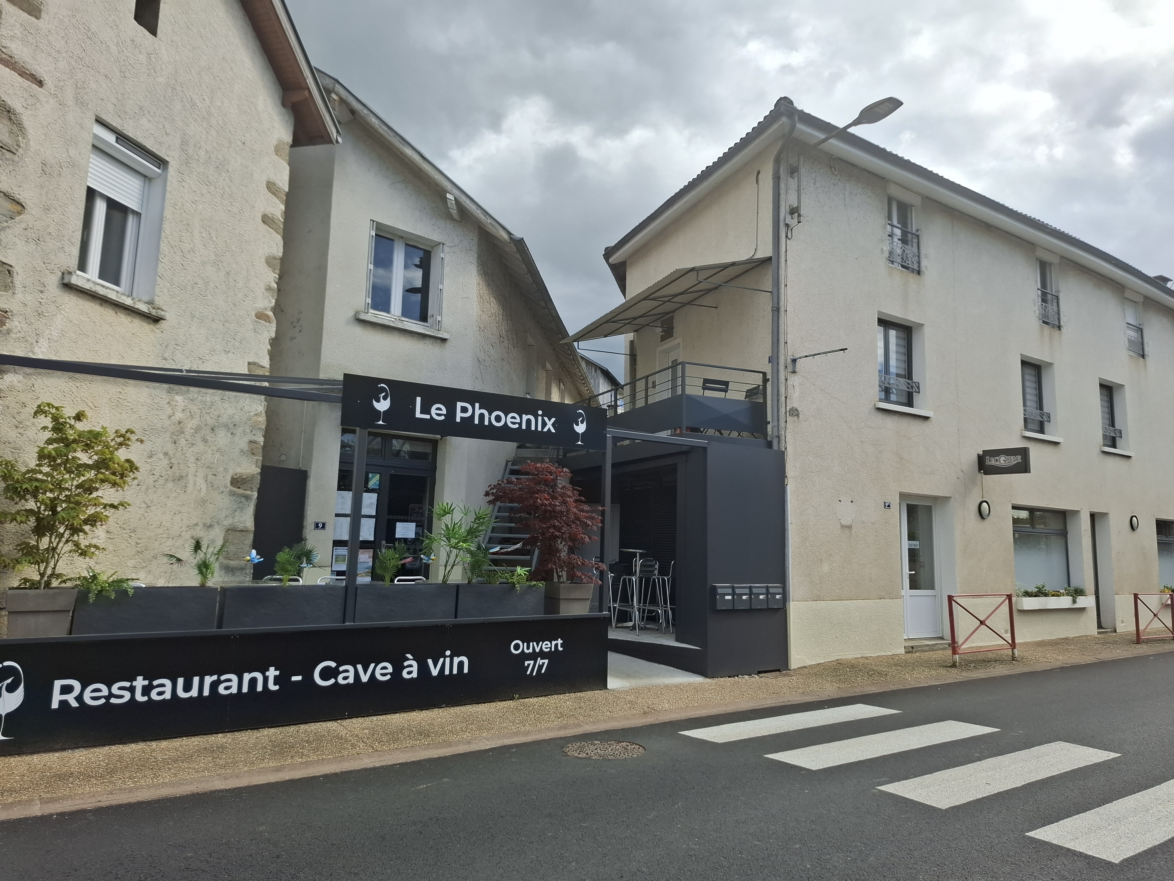 A vendre murs et fond de commerce de Restaurant et Cave à vins  "Le PHOENIX"
Situé au sud Cantal proche du Lot (Figeac) et l 'Aveyron (Decazeville).
L 'Etablissement est composé de 2 immeubles  separés de 2m  et communiquants.
L un est constitué de 2 niveaux de 100m2 environ l ' autre de 3 niveaux de 70m2 environ.
Le restaurant est situé au coeur du village de 600 habitants face à la place l eglise servant de parking.
Ce village bénéficie de commerces environnants ,boucherie, boulangerie, épicerie, coiffeur...etc
Ecole sur place et transports en communs réguliers desservant Aurillac.
Le restaurant  est ouvert 7 jours sur 7 les midis et les vendredis et samedis soirs .
Nous réalisons une cuisine simple et goûteuse basée sur les spécialités régionales ( Truffade, Aligot, Pounti, Farçous, Tripoux, etc...)
Cet établissement a su fidéliser une clientèle locale fidéle avec les menus du jour.
Il est composé: 
En rez de chaussée
1 salle de restaurant d'environ 80 couverts.
1 deuxieme salle de  20 couverts
A l Etage
 1 troisieme salle de 35 couverts et une terrasse couverte de 15 couverts.
1 piece de 10m2 servant de mini plonge
1 espace vestiaire avec douche et Wc pour le personnel.
1 espace toilettes pour la clentéle. 

La cuisine est relativement spacieuse environ 40m2 et bien équipée .
Elle est située au centre permettant de desservir aisement les différentes salles.
La plonge env 10 m2 est équipée de 4 lave vaisselle.

Pas de travaux à prévoir.
Pas de personnel à reprendre
CA actuel entre 200000 et 300000€
Village en ZRR  Aides ( CC, CCI, Etat...)
Le prix indiqué comprends les 2 immeubles et le fond de commerce)