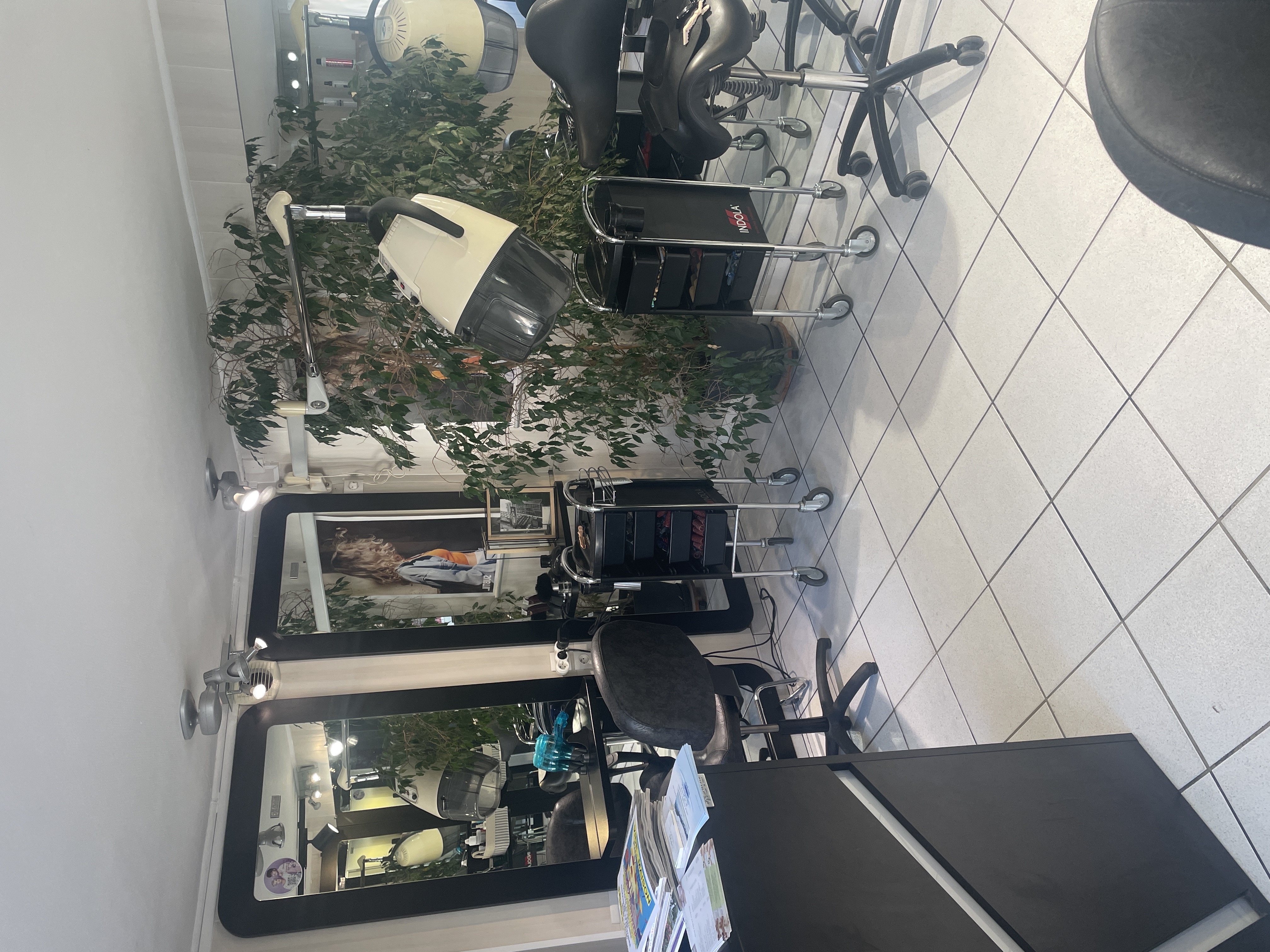 Au coeur de la sologne ,salon de coiffure à céder , avec  possibilité de ne vendre que le fonds 
25 ans d'activité clientèle fidèle mixte . il est également fait du domicile dans la périphérie
idéale pour une première installation. 2 bacs +4 places de coiffeuse . 1 arrière boutique + 1 local vestiaire machine à laver 
Loyer :380 euros /mois si vente du fonds 
Prix de vente du fonds :20000 euros
Pas de personnel à reprendre