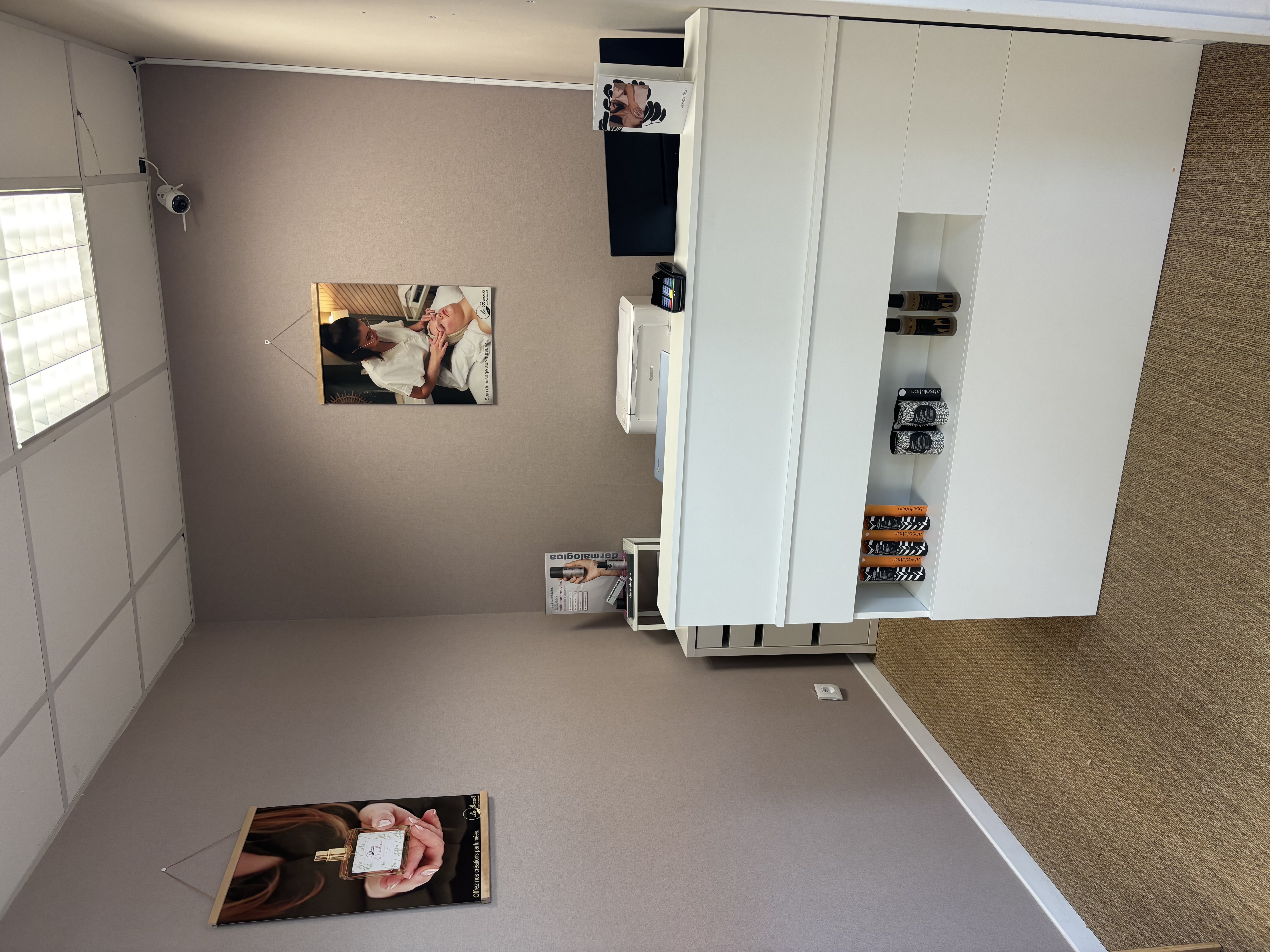 Institut de beauté à reprendre commune + de 5000 habitants, axe Rennes - St Malo 

Opportunité pour esthéticienne/ prothésiste ongulaire/technicienne de cils, lasériste souhaitant s’installer avec un institut clé en main, situé à 10 minutes de Rennes, au cœur d’une commune dynamique.

CA : 100 000 € – EBE : 31 000 €

Actuellement exploité par la gérante seule (<35h/semaine) avec une rémunération entre 1 500 € et 2 000 € net par mois. (repos les samedi apres midi/dimanche/lundi et jeudi matin)
L’institut a déjà fonctionné avec 2 alternantes esthéticiennes, offrant un potentiel de développement supplémentaire.

Local d’environ 40 m² avec 2 cabines équipées (possibilité 3e).
Loyer : 521 € HT
Activités actuelles :
Epilation laser très performante avec d'excellents résultats, soins visage, parfumerie, esthétique traditionnelle (épilation cire, massage relaxant)

Opportunités de développement :
onglerie
beauté du regard
(demandes de la clientèle).

Laser :
reprise du crédit-bail possible (≈ 667 € HT / mois)
ou rachat direct possible (~20 000 € restant).

Clientèle fidèle, réservation en ligne, avis Google 4,9.

Prix : 60 000 €