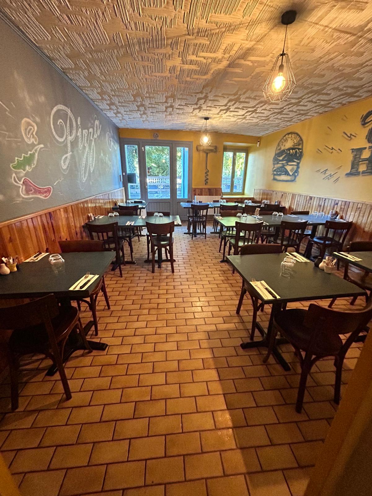 🍕 À VENDRE – PIZZERIA "LE REPAIRE ARDÉCHOIS" – SATILLIEU (07) 🍷
Opportunité rare en Ardèche : fonds de commerce à vendre dans le charmant village de Satillieu, au coeur de l'Ardèche verte,  bénéficiant d’une clientèle fidèle locale et touristique en saison.
📍 Le Repaire Ardéchois est une pizzeria réputée, prête à être reprise sans travaux ni investissement supplémentaire.
✅ CARACTÉRISTIQUES :
Surface totale : 100 m²
Salle intérieure : 28 couverts
Terrasse extérieure : 30 couverts
Cuisine professionnelle entièrement équipée (matériel de moins de 5 ans)
Four à pizza italien à sole tournante PAVESI 
Licence IV incluse
Fourgon Peugeot expert long de 2018 avec 135000km
Appartement de fonction de 100 m² à l’étage (inclus dans le bail)
Clientèle locale et de passage, bonne notoriété
Loyer mensuel : 1 150 €
Prix de vente : 95 000 € (fonds de commerce)
📦 Idéal pour un couple ou un professionnel souhaitant s’installer dans une région attractive et dynamique.
Établissement prêt à travailler immédiatement, aucun frais à prévoir.
Formation et accompagnement assurés au besoin!
Dossier photos complet sur demande.
📞 Contact :
Pour plus d’informations ou organiser une visite :
👉 Téléphone : 0627198346
👉 Email : f.drach@lerepaireardechois.com