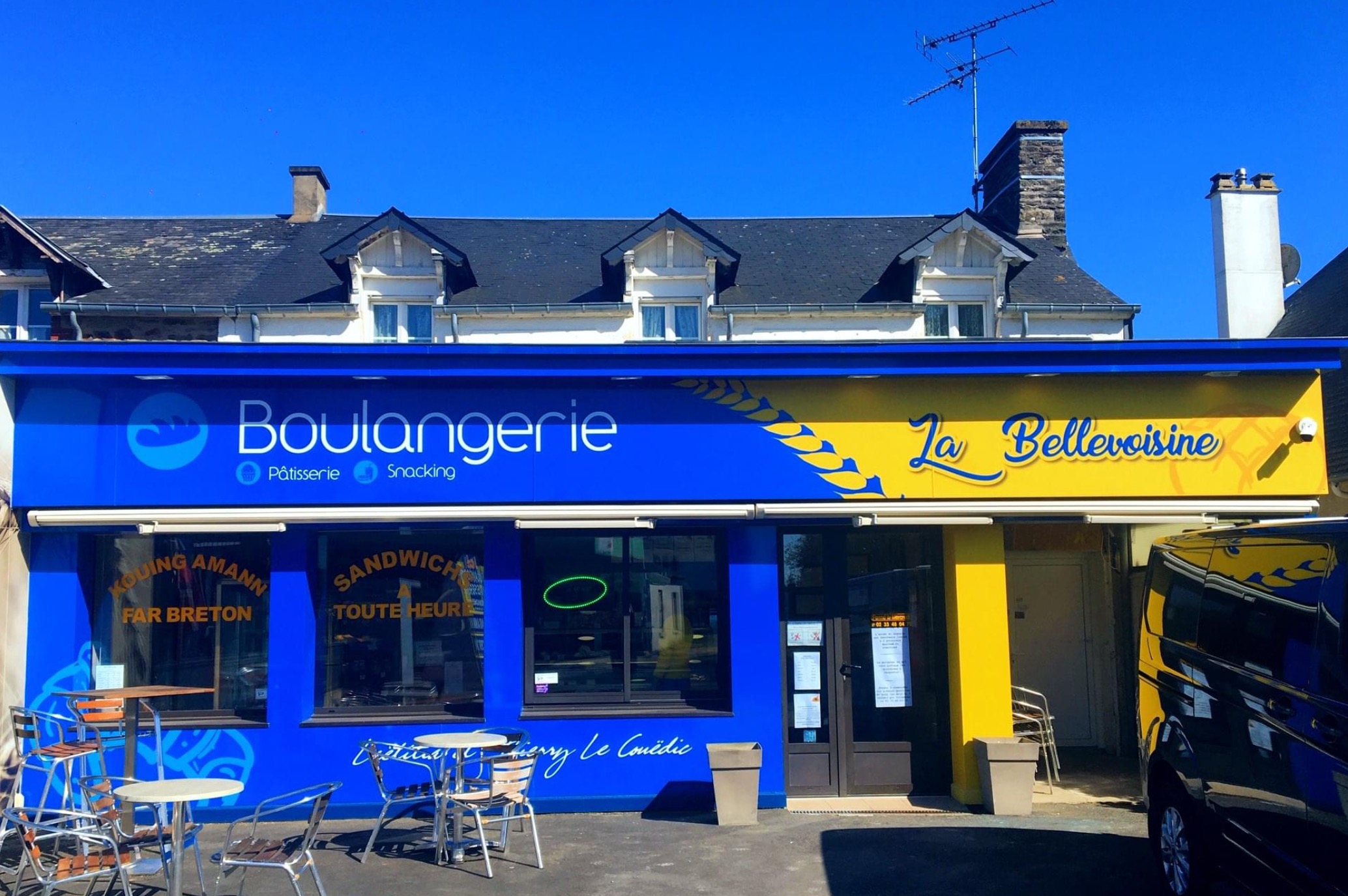 À vendre dernière  Boulangerie avant le Mont-Saint-Michel . Gros potentiel de développement. Commune de quatre cents habitants qui passe à 2500 l’été. Grand logement 145 m² avec quatre chambres.2 jours de fermeture par semaine.5 semaines de congés.