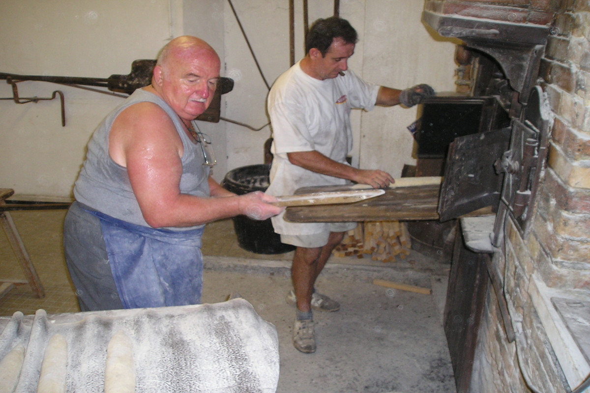 Boulangerie près de st émilion,  pour couple ou célibataire.
 Fabrication de pains au levain et pains spéciaux.
Très bon chiffre d'affaire.