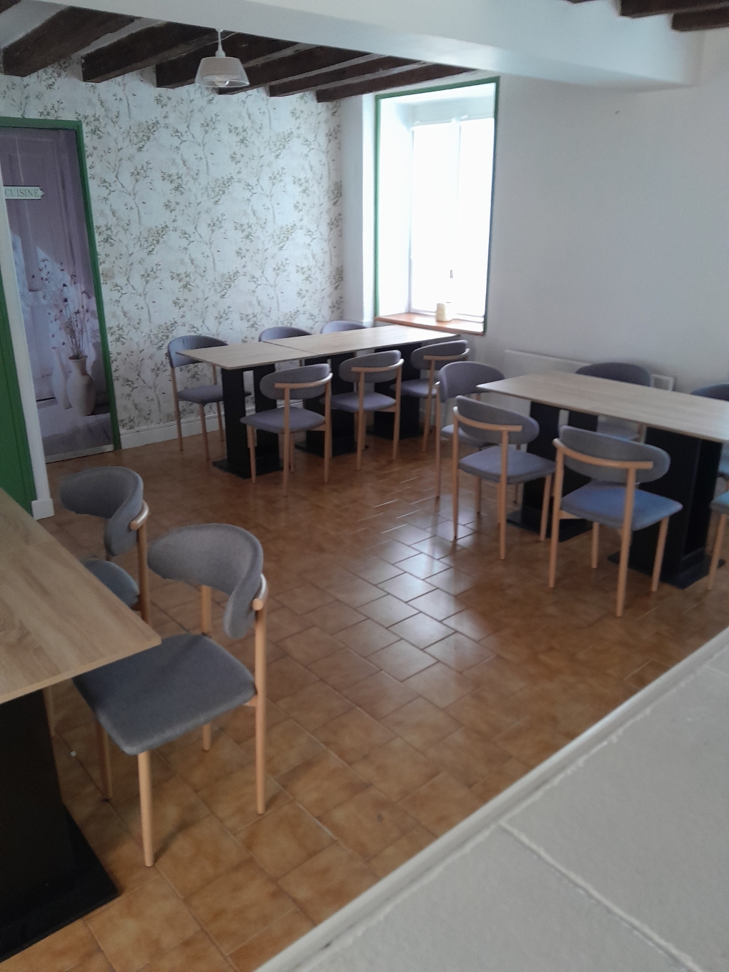 A LOUER 
Restaurant-bar avec Licence IV et Agence Postale

Le site comprend 
- un bâtiment principal comprenant
        au rez-de-chaussé, une salle bar-restaurant, une 2ème salle, une agence postale, une cuisine équipée, une plonge et un local de stockage froid (avec chambre froide et congélateur) 
        à l'étage, un logement composé d'une pièce à vivre et d'une grande chambre
- un bâtiment annexe avec une salle de réception et ses toilettes
- une terrasse semi-couverte qui relie les 2 bâtiments
- une annexe pour du stockage non alimentaire
- le tout entouré de terrain