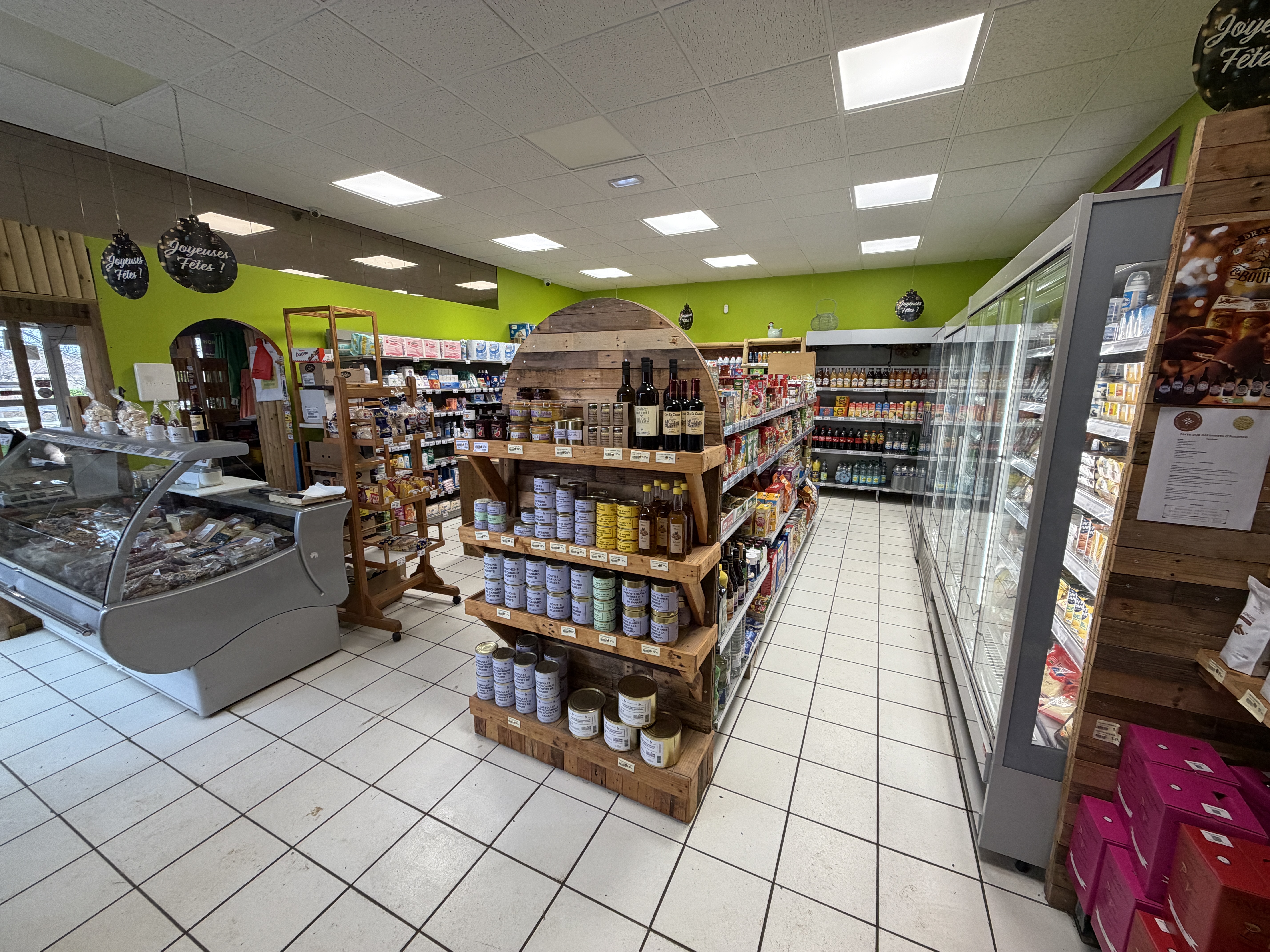 Au cœur d’un village vivant du Lot, Le Cinfeuil est une épicerie-bar-snack de proximité pleinement fonctionnelle, véritable lieu de vie local, aujourd’hui proposée à la reprise.

Le commerce est situé à Saint-Pierre-Lafeuille, sur un axe routier stratégique et très fréquenté : la D820, anciennement route nationale N20, reliant directement la sortie nord de l’autoroute A20 à Cahors.
Cet emplacement offre une excellente visibilité ainsi qu’un flux régulier de clientèle locale et de passage.

Les locaux appartiennent à la mairie, assurant un cadre stable et pérenne, avec un loyer modéré de 700 € / mois.

Activités en place

Le commerce fonctionne actuellement avec :

Épicerie de proximité (produits du quotidien et dépannage)

Bar convivial, point de rencontre du village

Snack / petite restauration

Dépôt de pain

Vente de produits locaux

Conditions de cession

Vente du fonds de commerce

Prix : 90 000 € + stock, hors frais de notaire

Locaux communaux – loyer mensuel : 700 €

Ce commerce conviendra parfaitement à un couple ou à une personne souhaitant :

S’installer durablement en milieu rural

Reprendre une activité existante, saine et reconnue

Bénéficier d’un emplacement stratégique sur un axe très passant

Allier commerce, lien social et qualité de vie

Une opportunité rare pour un projet de vie et d’entreprise en milieu rural, avec une activité complète déjà en place et un emplacement privilégié.

Renseignements complémentaires sur demande.