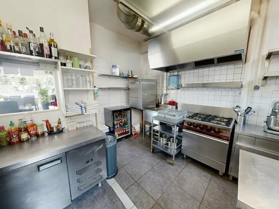Fonds de commerce de restaurant d’environ 68 m² à céder dans le quartier Notre-Dame du Havre. L’établissement comprend une salle de restauration d’environ 52 m², une cuisine de 13 m² dotée d’un système d’extraction dont l’entretien et les révisions sont à jour, et une cave/réserve d’environ 60 m² pour le stockage. D’une capacité d’environ 40 couverts, l’affaire bénéficie d’une clientèle fidèle et régulière et d’un réel potentiel de développement, l’établissement étant actuellement fermé le mercredi, le dimanche et tous les soirs sauf les vendredis et samedis. Une terrasse extérieure, avec possibilité de développement, complète l’ensemble. Idéale pour une première installation. Cession du fonds de commerce avec reprise du bail commercial 3/6/9 ans.

Surface totale : 68 m² comprenant une salle de restauration d'environ 52 m² et une cuisine de 13 m², complétés par une cave/réserve d'environ 60 m².

Prix de cession du fonds de commerce : 74 100 € (honoraires d'agence inclus)
Loyer annuel : 5 246,52 € HT HC
Charges annuelles : 2 266,32 €
Taxe foncière estimée : 1 611 €

Annonce proposée par Pôle Implantation Commerce, service d'accompagnement des porteurs de projets commerciaux (réf. Ref076302).