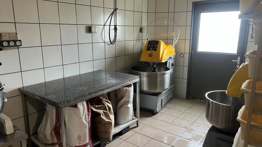 ⭐ Une belle opportunité pour donner un nouvel élan à un commerce historique !
Vous rêvez de reprendre une boulangerie avec une clientèle déjà fidélisée et un véritable potentiel de développement ?
Cette affaire située au cœur de Chauriat, dans le Puy-de-Dôme, pourrait bien être l’opportunité que vous recherchez !
Située à proximité immédiate de l’agglomération clermontoise, Chauriat offre un cadre de vie privilégié, alliant le charme d’un village authentique à de magnifiques panoramas sur la chaîne des Puys, les monts du Sancy, le Livradois et le Forez.
Village dynamique et convivial, Chauriat bénéficie d’un tissu associatif riche proposant de nombreuses activités sportives, culturelles et de loisirs.
Son attractivité dépasse les limites communales : les commerces accueillent également une clientèle des communes voisines, notamment Saint-Bonnet-lès-Allier, Chas et Vertaizon. La présence d’une pharmacie et d’un cabinet médical en cours de développement renforce également l’offre de services et l’attractivité du centre-bourg.

📍 UN COMMERCE IMPLANTÉ DEPUIS PLUS DE 30 ANS
Présente dans la commune depuis 1992, cette boulangerie-pâtisserie bénéficie d'une clientèle fidèle, composée des habitants de Chauriat mais également de clients provenant des communes environnantes.
Son emplacement de premier ordre, associé à la présence de places de stationnement à proximité, constitue un véritable atout pour maintenir et développer la fréquentation.
L'activité comprend aujourd'hui :
🥖 Boulangerie
🍰 Pâtisserie
🛒 Épicerie
🏪 287 M², non soumis au DPE, POUR IMAGINER VOTRE PROJET ! 
L'établissement développe une superficie d'environ 287 m², entièrement de plain-pied, avec près de 90 m² consacrés à l'espace de vente.
Le commerce a été créé en 2002 et dispose de volumes importants permettant d'envisager différentes évolutions et diversifications de l'activité.
Le matériel professionnel est fonctionnel, même s'il présente aujourd'hui un certain vieillissement.
👉 C'est justement là que réside une partie du potentiel de cette affaire !
Un rafraîchissement du magasin, une modernisation de l'espace de vente, une nouvelle identité visuelle et le développement de nouveaux produits ou services pourraient permettre de transformer et dynamiser considérablement le point de vente.

🚀 UN FORT POTENTIEL POUR UN REPRENEUR MOTIVÉ
Cette affaire représente une excellente base pour un professionnel souhaitant :
-	reprendre une activité existante avec une clientèle déjà présente, 
-	moderniser et repositionner le commerce,
-	développer une offre boulangerie-pâtisserie plus actuelle,
-	renforcer l'activité épicerie et les produits de proximité,
-	créer de nouveaux services adaptés aux besoins des habitants,
-	améliorer l’espace de vente plus moderne et attractif.
L'objectif : repartir sur une base existante et lui donner une nouvelle dynamique commerciale.

🤝 Autre véritable atout du projet : UN ACCOMPAGNEMENT LOCAL POUR FACILITER LA REPRISE
Billom Communauté est disponible pour accompagner le porteur de projet dans sa démarche de reprise et de développement, notamment dans la réflexion autour du projet commercial et de son implantation sur le territoire.
Des dispositifs d'aides et de subventions peuvent également être disponibles, notamment pour accompagner certains investissements, la modernisation du commerce ou le développement de l'activité, sous réserve de l'éligibilité du projet et des dispositifs en vigueur.
👉 Un accompagnement local qui peut représenter un véritable coup de pouce pour concrétiser votre projet et financer une partie de sa modernisation.

💰 Prix du fonds de commerce : 109 000 € honoraires d'agence inclus à négocier. 

Un dossier complet ainsi que les éléments financiers sont disponibles sur demande.
Les informations relatives au chiffre d'affaires, au loyer, au bail commercial, aux charges et aux conditions de vente pourront être communiquées aux acquéreurs sérieux après prise de contact.

⭐ POURQUOI S'INTÉRESSER À CETTE AFFAIRE ?
✅ Commerce implanté depuis 1992
✅ Clientèle fidèle et locale
✅ Clientèle également issue des communes environnantes
✅ Emplacement stratégique au cœur de la commune
✅ Places de stationnement à proximité
✅ Environ 287 m² de surface
✅ Près de 90 m² d'espace de vente
✅ Activité diversifiée : boulangerie, pâtisserie et épicerie
✅ Possibilités importantes de modernisation et de développement
✅ Accompagnement de la Communauté de communes
✅ Possibilité de bénéficier, selon le projet, de dispositifs d'aides et de subventions