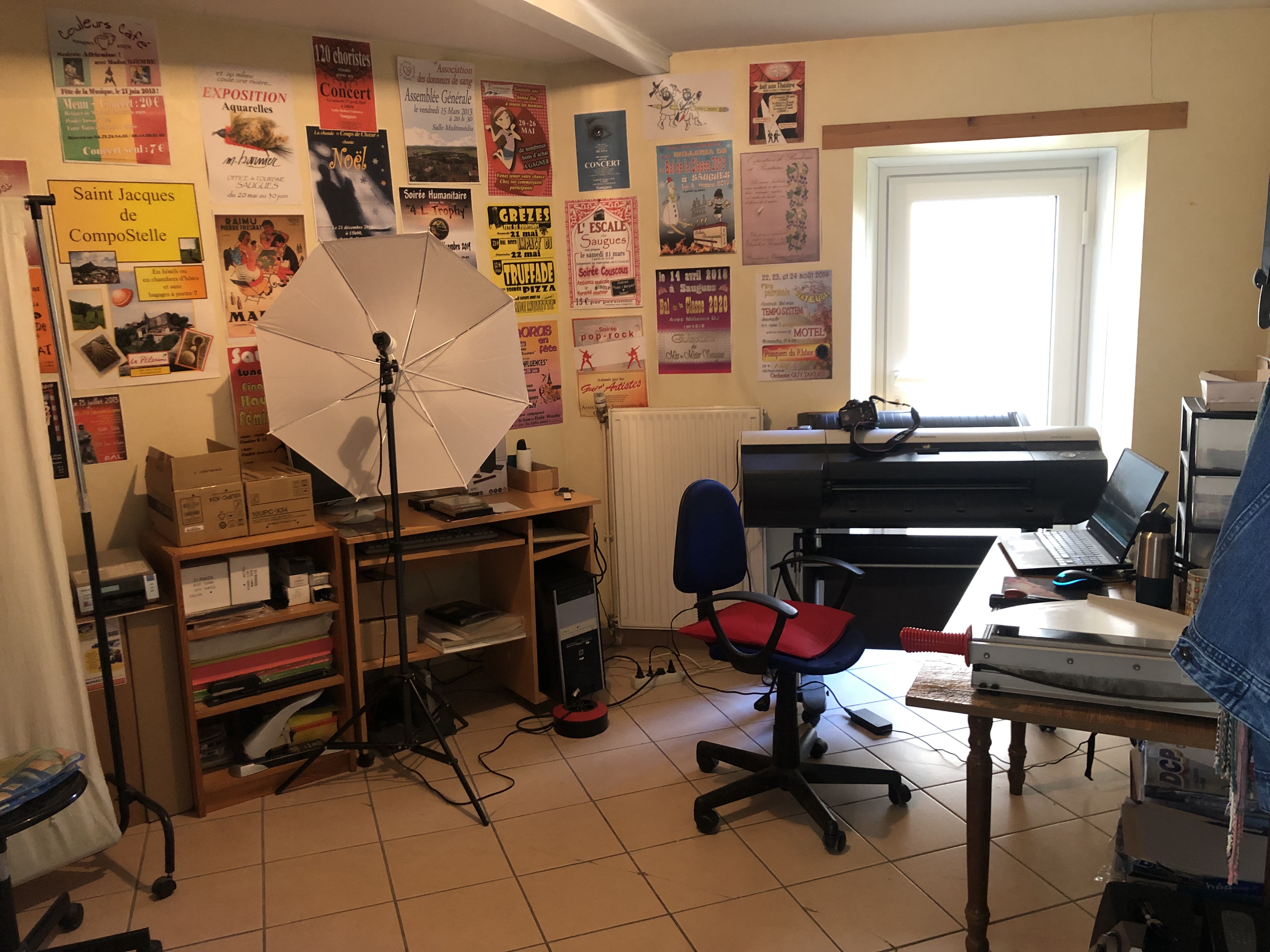 DESCRIPTION TECHNIQUE :

Fonds de commerce d’imprimeur-photographe, existant depuis 17 ans, à reprendre sur la commune de Saugues (43170) pour cause de changement d’activité. Le magasin est situé en plein cœur de Saugues, au croisement de deux rues passantes. Le fonds de commerce comprend tout le matériel professionnel nécessaire à l’impression et à la photographie (copieur MINOLTA C280, borne photos 15x20cm DNP Sony, un kit pour les photos d’identité, …). Les contrats clients peuvent aussi être repris, ainsi que les contrats administratifs (ANTS par exemple). 

Au niveau du volume, environ 16 000 copies NB réalisées par an et autant en CC. Le copieur est en partenariat avec Equip Bureau qui réalise gratuitement la maintenance et offre le toner en échange d’une commission de 1 ct par copie NB et 10 ct par copie couleur. La partie photographie représente quant à elle 20% du chiffre d’affaires, et tout le matériel pour réaliser un studio photo est présent (appareil photo, parapluie, …). Également, le magasin propose un fort service en PAO (pagination assistée par ordinateur) au niveau de la conception de flyers, d’affiches, de carte de visite etc…

La clientèle est répartie en quatre pôles : associations, entreprises, particuliers et structures publiques. Un fort potentiel de développement existe notamment sur la partie photographie, et sur les horaires d’ouverture puisqu’actuellement le magasin est ouvert 3 à 4 demi-journées par semaine. La clientèle est essentiellement locale, et l’offre en imprimeur ne suffit pas à couvrir la demande sur ce vaste territoire rural (les premiers concurrents sont à 45min de voiture). Cependant, la position de Saugues en plein sur le chemin de St-Jacques-de-Compostelle lui permet d’accueillir un passage important de touristes, qui peuvent être séduits par des photographies et/ou des stages de photos pleine nature par exemple.

Le magasin a une superficie totale de 36m² composée comme suite : partie avant de la boutique 20m², partie arrière et studio 12m², salle d’eau 4m². Une cave de 30m² est aussi présente. Le loyer est de 300€/mois et les charges fixes de l’entreprise sont de 600€/mois. Concernant le passage client, environ une cinquantaine de personnes hebdomadaires sur les 4 demi-journées d’ouverture. Le fonctionnement à distance pour les commandes marche très bien. Enfin, le chiffre d’affaires est de 80 000 €/an.
Prix de vente : 25 000 €


TERRITOIRE

Ce commerce est situé au sein de la Communauté de communes des rives du Haut-Allier (CCRHA), dans le département de la Haute-Loire, récemment élu département préféré des français au plan de l’attractivité touristique. Le territoire de la CCRHA compte 16 000 habitants et est sillonné du nord au sud par la rivière Allier. Le paysage aux multiples nuances de vert et de bleu alterne gorges et plateaux volcaniques typique de l’Auvergne, garantie d’un cadre naturel exceptionnel et préservé. 

La commune de Saugues compte 1 800 habitants et se trouve sur le plateau de la Margeride. Elle y occupe une position centrale pour un peu plus de 3 000 habitants (Saugues et villages environnants), puisqu’elle compte tous types de commerces de proximité et un grand nombre de services, ce qui participe à son dynamisme. La commune est située sur le chemin de St-Jacques de Compostelle, qui lui amène un passage de plus de 20 000 marcheurs chaque année, d’avril à octobre. Le commerce est très bien situé dans une rue passante à proximité de la mairie, d’autres commerces (boulangeries, déco, bijoux,…)  et de l’office de tourisme récemment rénové.

Le territoire du Haut-Allier est facilement accessible depuis l'autoroute A75, à 1h de Clermont Ferrand et 3h de Montpellier. Saugues est située à 45 min du Puy-en-Velay, préfecture du département.

AIDES INSTALLATION 

L'ensemble de la CCRHA se trouve en FRR (zone de revitalisation rurale) offrant une exonération d’impôts sur la société à 100% les 5 premières années. 
Des aides financières liées à la reprise d'un commerce peuvent être attribuées par la Communauté de communes, la Région et l'Europe. 
Ce commerce n’attend plus que vous !!
Contact : Communauté de communes : Joseph LAURENT / j.laurent@rivesduhautallier.fr / 06.66.44.48.06