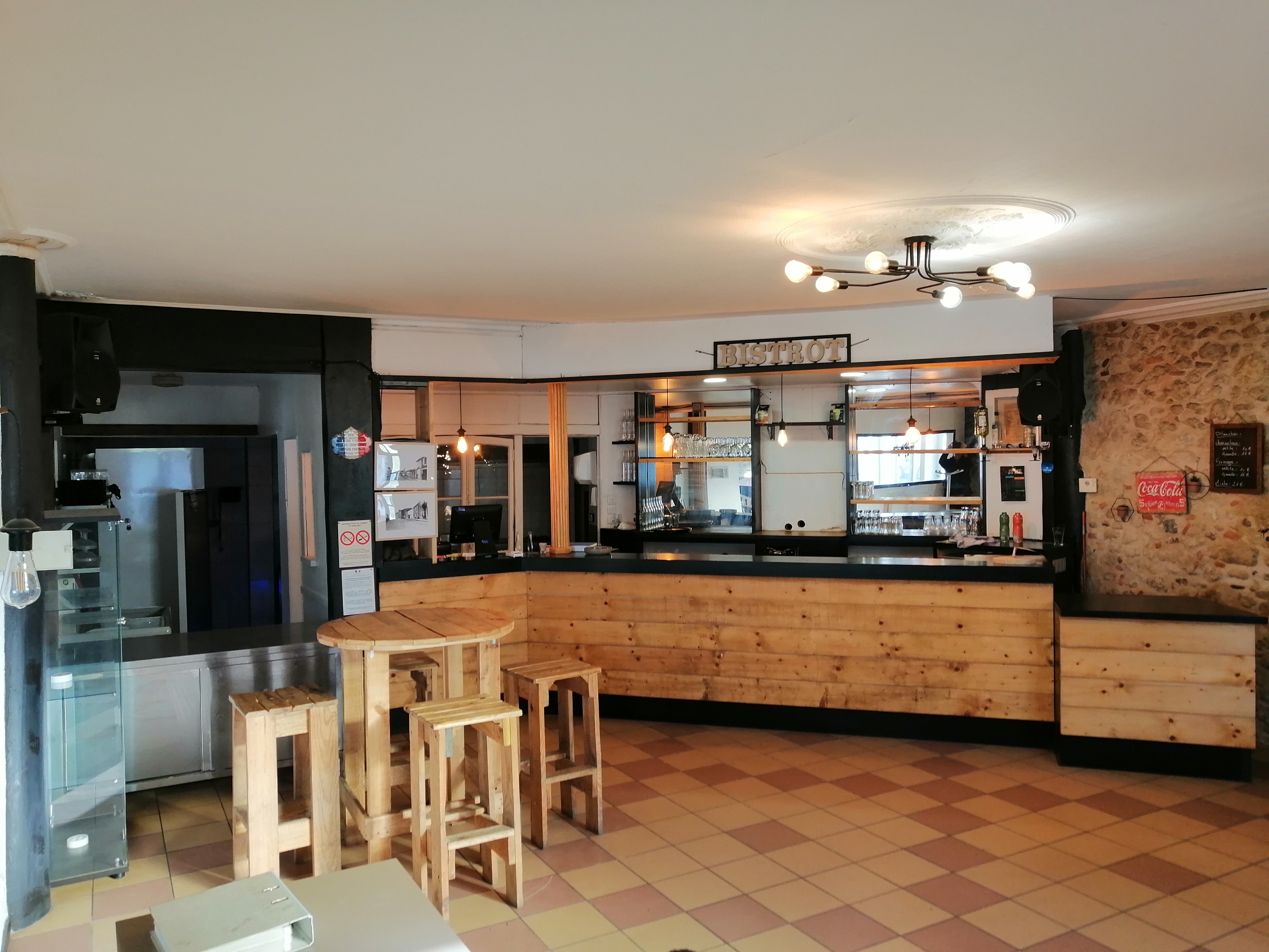 Immeuble à usage commercial et d'habitation à vendre.
Au cœur de Viella, village gersois de 540 habitants, l'immeuble est composé d'une surface commerciale de plus de 200m2, d'un appartement de 100m2 et de greniers à aménager de 200m2.
L'immeuble a été exploité en café restaurant et en pizzeria, il y a peu de concurrence aux alentours et les Viellanais ont hâte de retrouver leur café restaurant de façon pérenne.
Le village propose toutes les commodités (école, épicerie, tabac, coiffeurs, professionnels de santé) et n'attend plus qu'un couple dynamique pour faire revivre ce lieu d'échanges et de partages.