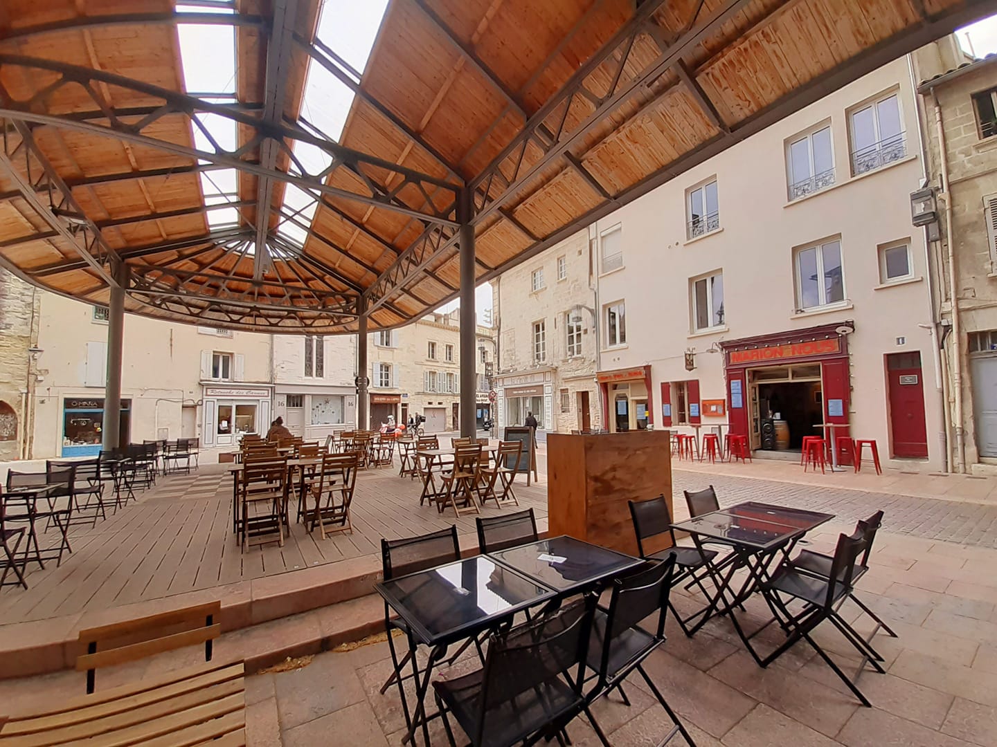 Il s'agit d'un bar à vins, restaurant côté depuis quelques années. 
Surface de plus de 70m2 avec cuisine, espace restaurant et plonge. 

Local au 1er étage avec chambre froide de 9m2 et mezzanine. 
Salle restauration plus côté bar climatisé / chauffé. 

Bail 3/6/9 mis à jour fin 2025. 
Terrasse sur place de 52m2 

Prix de vente 250 000€ du fond de commerce 
Vendu avec une licence débit de boissons III.