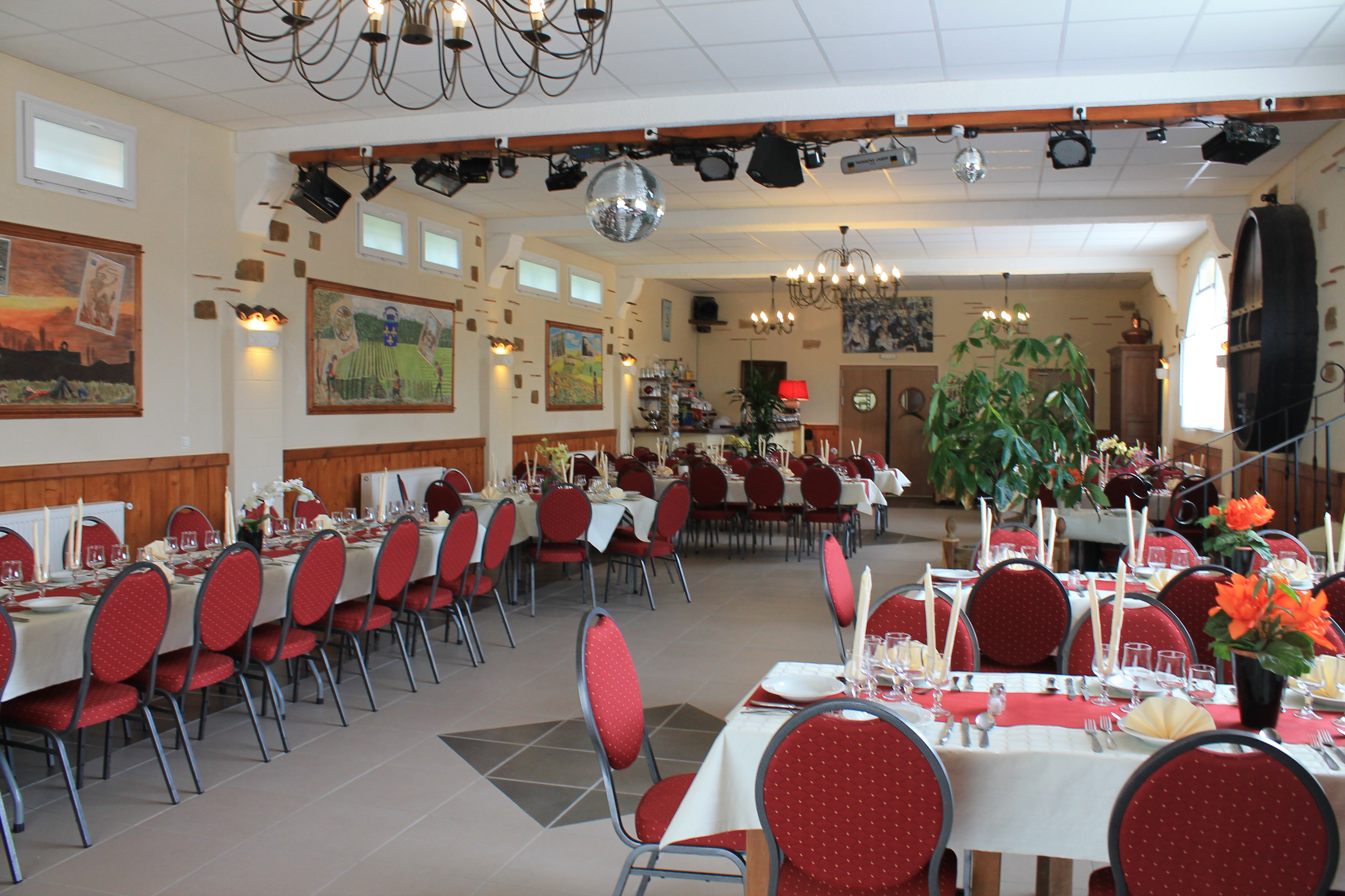 VENDS HOTEL, RESTAURANT, BAR, TRAITEUR, SALLE DE BANQUET          
A L'ENTREE DU VILLAGE DE MEZIN HOTEL 17 CHAMBRES
POUR DEPART EN RETRAITE ETUDIE TOUTES PROPOSITIONS
FOND ET/OU MUR , TENUE 25 ANS