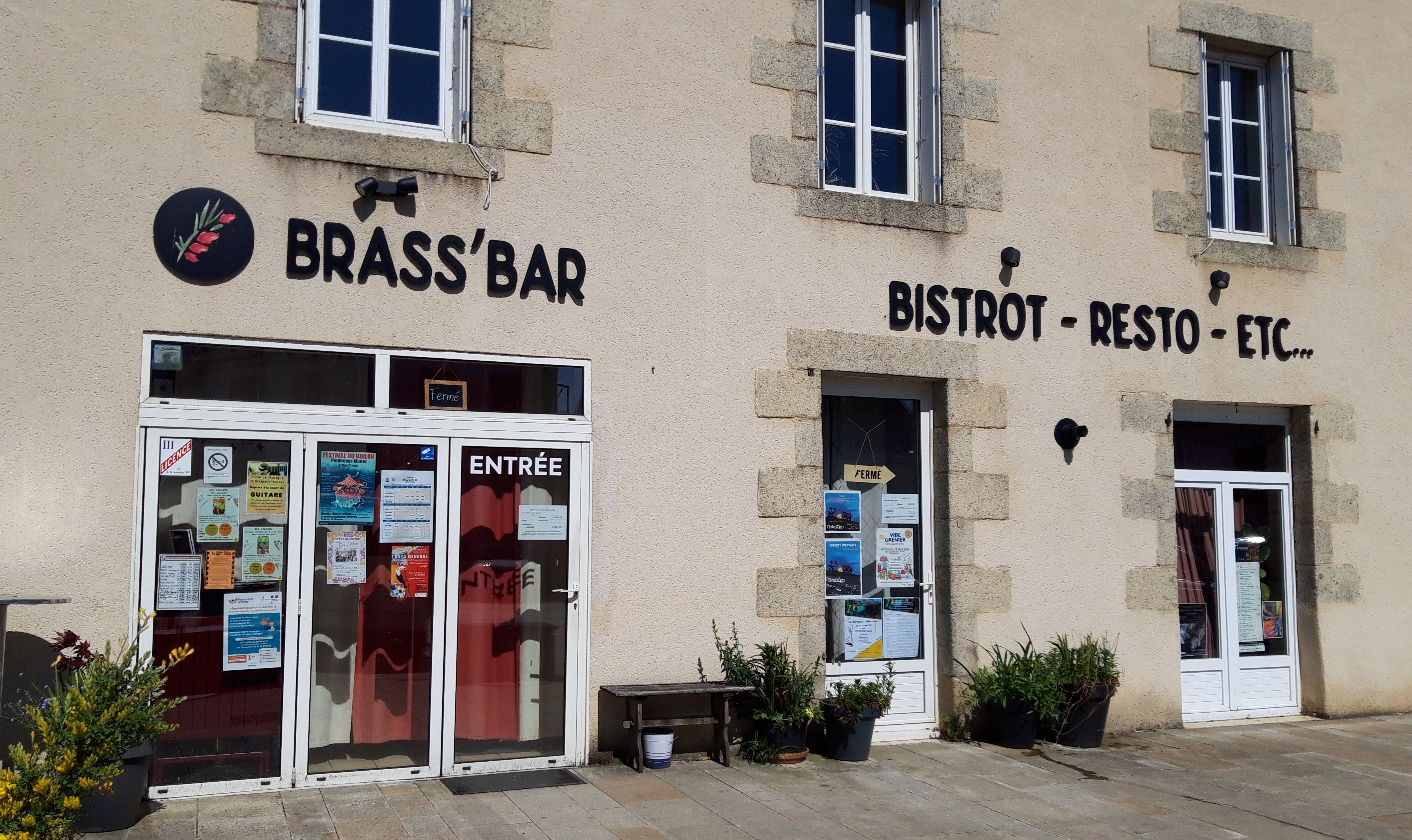 A VENDRE - Bar-Restaurant – Brasparts (29), village au cœur des Monts d’Arrée, paradis des randonneurs dans le Finistère.

Atypique et chaleureux, ce commerce se trouve sur la place principale du bourg de Brasparts. Le bar-restaurant a été récemment rénové et bénéficie d’une belle visibilité du fait de l’axe passant Quimper-Morlaix.


Caractéristiques du bien :

L’établissement se répartit sur une surface totale de 360m² : 
- rez-de-chaussée : bar (licence III), restaurant, cuisine, arrière-cuisine, sanitaires PMR.
- 1er étage : 3 belles pièces (chambres), grand espace ouvert avec accès sur une terrasse, salle d’eau, WC 
- 2ième étage : 7 pièces (anciennes chambres).
- Grenier isolé

Capacité totale de couverts : une quarantaine en salle et une trentaine sur une belle terrasse attenante.

Grande cuisine professionnelle équipée et opérationnelle.
Très joli bar équipé, fabriqué par artisan local, ouvert sur la salle de restaurant.
Types de cuisine proposés par l’établissement : restauration traditionnelle et crêpes.
Évènements réguliers : soirées concerts, animations, expositions d’art et artisanat.

Points forts :

- grande visibilité
- intérieur très accueillant et chaleureux : murs en pierre apparente et joints à la chaux, poêle à pellets, pompe à chaleur…
- belle terrasse
- énorme potentiel pour une reprise immédiate ou un autre concept
- possibilité de logement

Prix du commerce : 230 000€ Fonds et murs (à débattre)

Visite sur rendez-vous : 06 84 04 26 59 ou 06 88 35 15 85