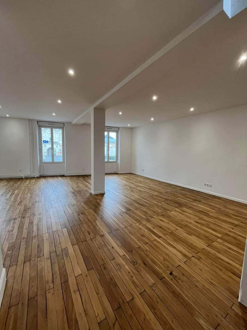 A Châteauroux, ce fond de commerce se distingue par son accessibilité, étant ouvert tous les jours de la semaine. Les horaires d’ouverture sont de 7h à 19h30 du lundi au vendredi, et de 10h à 19h30 le samedi, avec une fermeture à 18h le dimanche.

Le commerce propose une large gamme de services, incluant la Française des jeux, un tabac, le PMU, ainsi qu'un espace Amigo et un bar avec licence 3. La sécurité est assurée par une alarme Securitas opérationnelle 24h/24. 

À l'extérieur, une terrasse accueillante se trouve à l’avant, tandis qu’un jardin de plus de 700m² se déploie à l’arrière, agrémenté d’une terrasse, d’un garage et d’un verger. Le garage bénéficie d’un toit en ardoise, tandis que l’immeuble est couvert de tuiles mécaniques. Un bac acier sur la terrasse et un grand portail manuel ajoutent à la praticité de l’ensemble.

Le commerce affiche un chiffre d'affaires annuel solide, avec deux employés. Le loyer s’élève à 1500€, avec des charges foncières de 1600€. Les installations comprennent une chaudière à condensation neuve et une climatisation réversible, garantissant un confort optimal.

L’immeuble abrite également un appartement sur deux niveaux, avec la possibilité d’un troisième niveau. Au premier étage, un grand salon séjour de 80 m² se connecte à une cuisine entièrement équipée, comprenant four, hotte, plaque à induction et évier. Une salle d’eau avec WC complète cet étage. Le deuxième étage se compose de trois chambres, dont deux avec dressing, ainsi qu’une salle de bain dotée d’une douche et d’un WC, incluant un coin buanderie. Un grenier aménageable offre des possibilités supplémentaires.

Le bien est équipé de double vitrage phonique sur la façade et de volets roulants manuels. Les charges mensuelles pour l’électricité et le chauffage au gaz au bar s’élèvent à 450€. La climatisation réversible est également présente dans le bar, tandis qu'une VMC assure une bonne circulation de l'air dans tout l’immeuble. Le chauffage au gaz est installé dans l’ensemble de l’immeuble, et une cave est incluse dans la vente.

Avec une parcelle de 850 m² et une surface totale de 300 m² pour le commerce et l’habitation, ce bien présente une belle opportunité pour quiconque souhaite conjuguer projet professionnel et cadre de vie agréable.