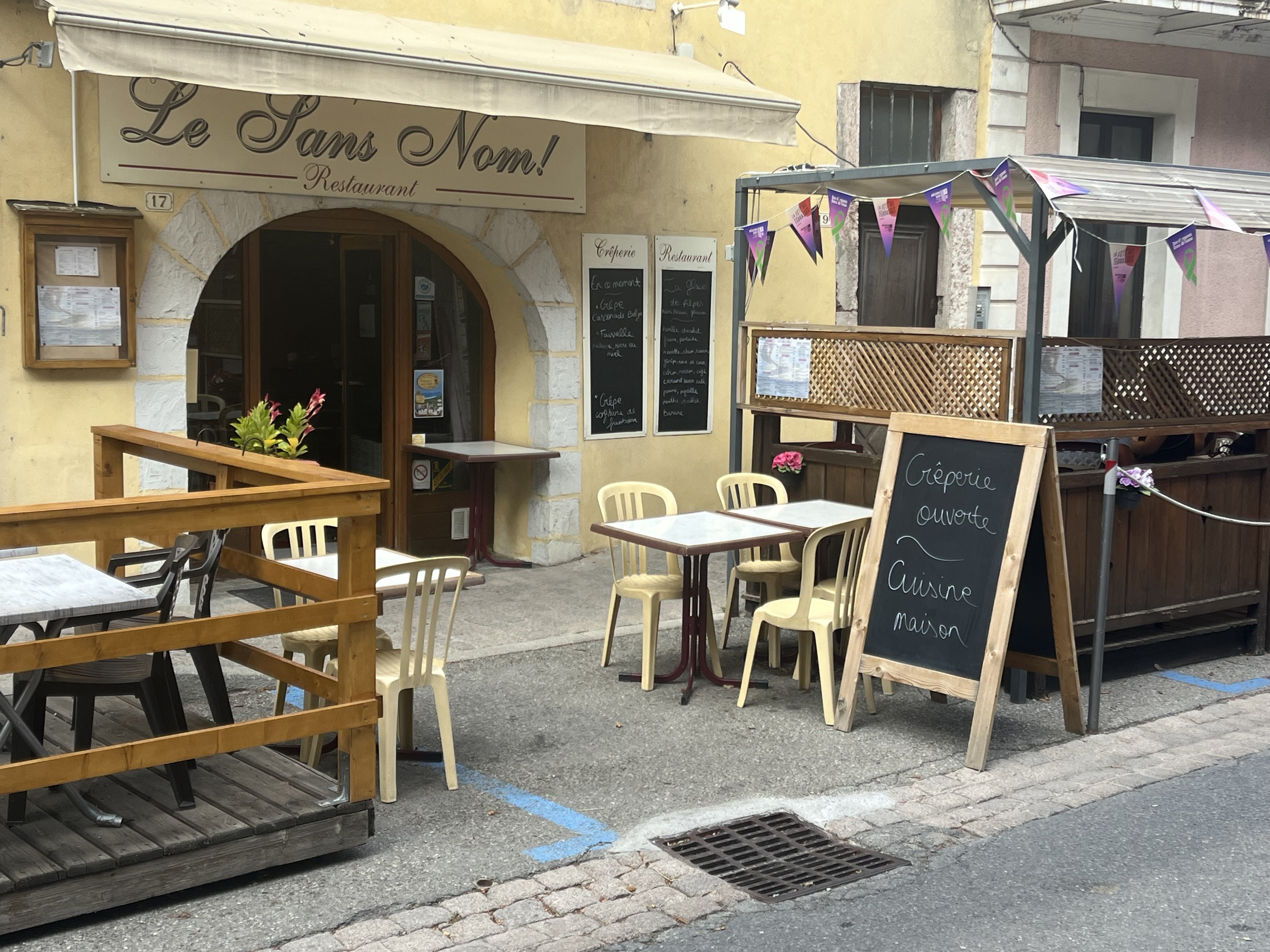 Dans le joli « village étape » de Chorges, situé dans les Hautes-Alpes aux bords du lac de Serre-Ponçon, à 10 kms de Gap, nous vendons le fonds de commerce de crêperie-restauration. 
Région touristique grâce au lac de Serre-Ponçon et la proximité des stations de ski 
 Ouvert à l’année avec une belle clientèle locale venant de Gap à Embrun.
Le restaurant est situé dans une ancienne écurie de 67 m² au cœur de la ville ce qui en fait un lieu de rencontre agréable.
Capacité : 34 places intérieures minimum et 26 places en terrasse extérieure (du 15 avril au 15 octobre) 
Accompagnement possible
Possibilité de logement à 10 kms sur les premiers mois.