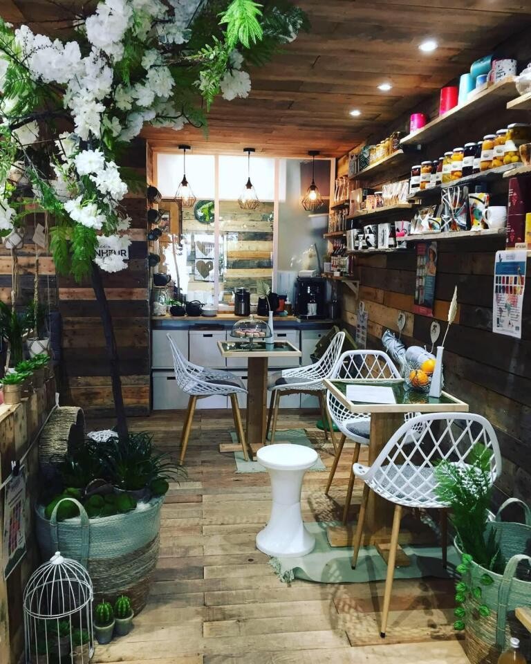 La Ville de Chassieu lance un appel à projet pour l'installation d'un fleuriste en centre-ville. 
Chassieu commune de près de 11 500 habitants située à l'est de la Métropole de Lyon dispose d'un tissu économique et commercial varié. La Ville attache une importance particulière au développement de commerces de proximité qualitatifs  et à la diversification, de l'offre pour répondre aux besoins des habitants. 

le local est situé au 24 rue de la république en plein centre-ville à proximité immédiate de commerces, d'un Ephad et de la résidence séniors. Il offre une surface d'environ 41m2 en rez-de-chaussée, complétée par une terrasse de 10m2 sur domaine privé. Le local est équipé et accessible ( climatisation, sanitaires, accès PMR). Le loyer mensuel est de 1035 euros.  L'activité principale devra obligatoirement être celle de fleuriste. Elle peut être enrichie par une activité complémentaire innovante, telle que la vente de décoration, papeterie, livres ou concept store, afin de renforcer l'attractivité commerciale et la diversité de l'offre du centre-ville. 

Des visites du local sont possible dès maintenant sur rendez-vous auprès de Pierre VIGNAL, développeur économique de la Ville de Chassieu. Tel : 06 76 78 35 99. ou par mail à developpementeconomique@chassieu.fr .