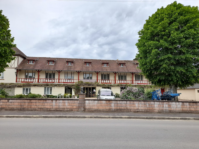 En Normandie, dans l'Orne, à 3 heures de Paris, 

Une belle opportunité se présente pour les amateurs d'hôtellerie et investisseurs avisés. Une perle d’élégance nichée dans la charmante ville thermale de Bagnoles de l’Orne, une véritable oasis de tranquillité idéale pour un séjour paisible au cœur de la nature normande : un hôtel-restaurant 2 étoiles, murs et fonds, disponible à la vente.

Capacité d’accueil intéressante, 43 chambres, 120 couverts en salle et 40 en terrasse. Chiffre d’affaires en forte progression sur les trois derniers exercices : 300k€ (EBE 120k€), 267k€ (EBE 112k€), 200k€ (EBE 70k€) pour une période d’ouverture de seulement 7 mois par an. Clientèle fidèle (affaire et touristique). Logement de fonction sur place. Parkings et garage privés. Accès PMR. Grand parc et jardins.

Cet ensemble immobilier (hôtel-restaurant) séduit d’emblée par son architecture authentique. Les détails soignés de la façade, les balcons ouvragés et les jardins bien entretenus invitent à un voyage dans le temps, où le raffinement et l'art de vivre étaient à l'honneur. Symbole raffiné du patrimoine architectural de la Belle Époque, cet établissement allie le charme d'un bâtiment de caractère à une hospitalité contemporaine, offrant à ses hôtes une expérience unique dans un cadre d'exception.

Nichée au sein de la forêt d'Andaine, Bagnoles de l’Orne est une destination incontournable pour ceux qui recherchent l'authenticité, le calme et la douceur de vivre. Que ce soit pour une escapade romantique, un séjour détente ou une exploration culturelle, Bagnoles-de-l'Orne saura séduire ses visiteurs, leur offrant une parenthèse enchantée au cœur de la Normandie.

Données financières (honoraires à la charge de l’acquéreur)
prix de vente : 717600€ pour les murs et 303050€ pour le fonds, soit 1020650€ pour l’ensemble
prix de vente hors honoraires : 690000€ pour les murs, 290000€ pour le fonds, soit 980000€ pour l’ensemble.