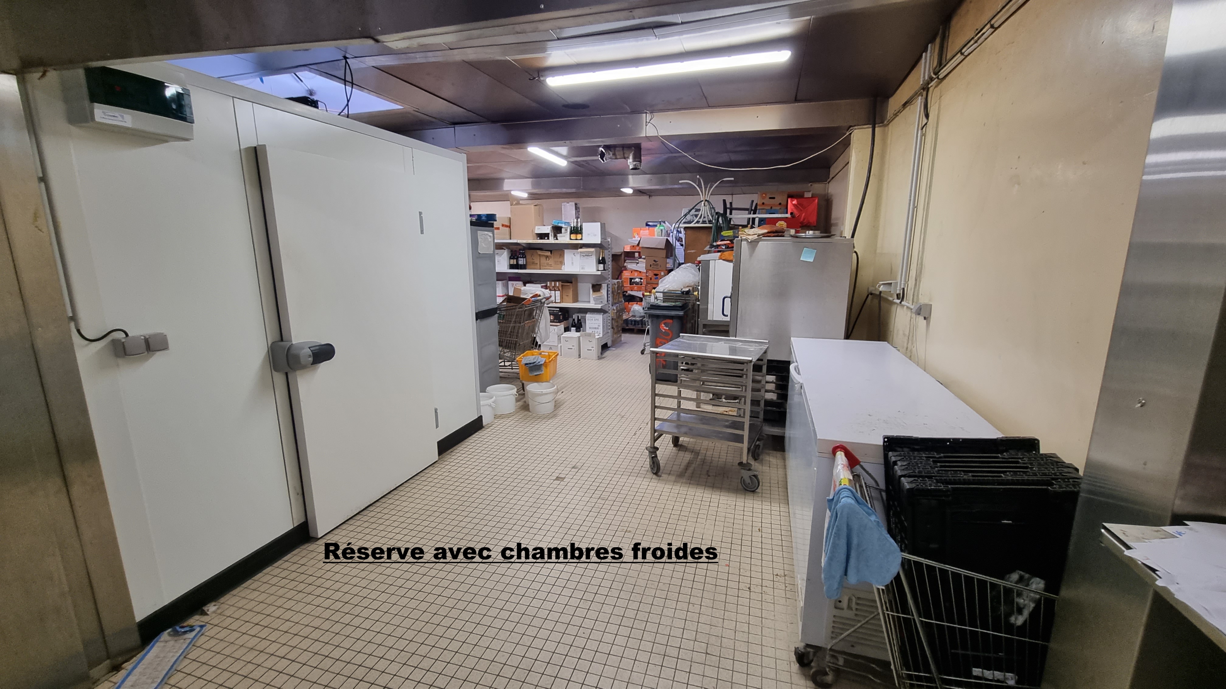 Vente d'un fonds de commerce de Supérette / Alimentation sous l'enseigne Proxi.
Belle surface de vente de 160 m² et grandes réserves de 300 m².
CA annuel moyen de 370 000 Euros.
Loyer des murs commerciaux 1300 Euros.
Possibilité d'achat des murs commerciaux + un appartement de 110 m² en très bon état à l'étage ( Prix de l'ensemble 346 600 Euros).
Belle affaire bien tenue depuis 2014 par un couple ( vente cause retraite)
Située dans une commune dynamique de 3500 habitants proche de Quimper et de Concarneau (10 Min).