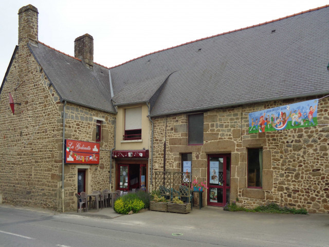 La commune de Romazy, village rural d'environ 300 habitants, situé à 30 minutes de Rennes et de Fougères, recherche un exploitant pour assurer la reprise de son commerce communal à compter du 1er décembre 2026.

Un commerce au fort potentiel
Situé au cœur du bourg de Romazy, le commerce bénéficie d'un emplacement privilégié en bordure de la D175, axe reliant Rennes à la baie du Mont-Saint-Michel. Cet emplacement lui assure une excellente visibilité auprès des habitants comme des nombreux automobilistes de passage.
Le commerce dispose d'une terrasse en façade donnant directement sur la D175, idéale pour développer l'activité bar et accueillir la clientèle aux beaux jours, ainsi que d'un jardin privatif à l'arrière, offrant un espace extérieur supplémentaire pouvant être aménagé selon les besoins de l'exploitant.
Véritable commerce multiservices, il constitue un service essentiel pour les habitants et présente un réel potentiel de développement. La commune souhaite pérenniser ce commerce et renforcer son attractivité en maintenant l'ensemble des services de proximité aujourd'hui proposés.

Les activités recherchées
Afin de répondre aux besoins des habitants, la commune souhaite maintenir en priorité les activités suivantes :
•	Bar
•	Débit de tabac
•	Française des Jeux
•	Dépôt de pain
•	Point de vente de la presse locale, notamment Ouest-France et La Chronique Républicaine
•	Épicerie de proximité

Les activités complémentaires (relais colis, petite restauration, produits locaux, animations, point café, etc.) seront particulièrement appréciées dès lors qu'elles contribuent à dynamiser le commerce et le centre-bourg.

Les atouts du commerce
Le commerce offre de nombreux avantages :
•	Emplacement privilégié en bordure de la D175.
•	Excellente visibilité.
•	Terrasse en façade donnant sur la D175.
•	Jardin privatif à l'arrière du commerce.
•	Licence IV.
•	Débit de tabac.
•	Stationnement à proximité immédiate.
•	Projet communal d'installation de casiers alimentaires.
•	Projet de rénovation de la salle annexe afin de pouvoir, à terme, accueillir les associations communales ou permettre un agrandissement du commerce selon les besoins.

Le logement situé dans le même bâtiment fera l'objet d'un bail d'habitation distinct.
Le candidat retenu pour l'exploitation du commerce bénéficiera d'une priorité pour la location de ce logement s'il souhaite également l'occuper.

Conditions du futur bail
•	Bail commercial indépendant du bail d'habitation.
•	Loyer mensuel du commerce : 250 € (hors charges, selon les conditions du futur bail).
•	Horaires d'ouverture à définir avec la commune afin de garantir un service de proximité répondant aux attentes des habitants.

Profil recherché
La commune recherche une personne ou un couple souhaitant s'investir durablement dans la vie locale.
Le candidat devra notamment :
•	Posséder une expérience ou des compétences en gestion d'un commerce de proximité
•	Présenter un projet commercial solide, réaliste et économiquement viable
•	Assurer durablement les activités de tabac, Française des Jeux, dépôt de pain, presse, épicerie et bar
•	Garantir la distribution quotidienne de Ouest-France et de La Chronique Républicaine 
•	Avoir le sens de l'accueil, du commerce de proximité et du service
•	Participer activement à la dynamisation du centre-bourg

Conditions de recevabilité
Les candidatures devront obligatoirement répondre aux critères suivants :
•	Disposer d'une trésorerie et d'une capacité financière suffisantes pour assurer le démarrage et le développement de l'activité
•	Être déjà titulaires des formations et habilitations obligatoires permettant l'exploitation d'un débit de tabac et de la Française des Jeux
•	Être en mesure d'assurer l'ouverture du commerce et l'ensemble des activités dès la prise d'effet du bail.

Dossier de candidature
Le dossier devra comprendre :
•	Une lettre de motivation
•	Une présentation détaillée du projet commercial
•	Un curriculum vitae
•	Les justificatifs de la capacité financière (apport personnel, attestation bancaire, accord de financement, etc.)
•	Les attestations des formations et habilitations relatives au débit de tabac et à la Française des Jeux

Les candidats présélectionnés seront invités à présenter leur projet lors d'un entretien avec les représentants de la commune.

Dépôt des candidatures
Les dossiers sont à adresser à :
Monsieur le Maire
Mairie de Romazy
1 rue Anne René Thébault
35490 ROMAZY
mairieromazy@orange.fr
Les visites du commerce sont possibles sur rendez-vous auprès de la mairie.
Toutes les candidatures seront étudiées avec la plus grande attention.
La commune de Romazy recherche un véritable partenaire pour faire vivre et développer son unique commerce de proximité au service des habitants.