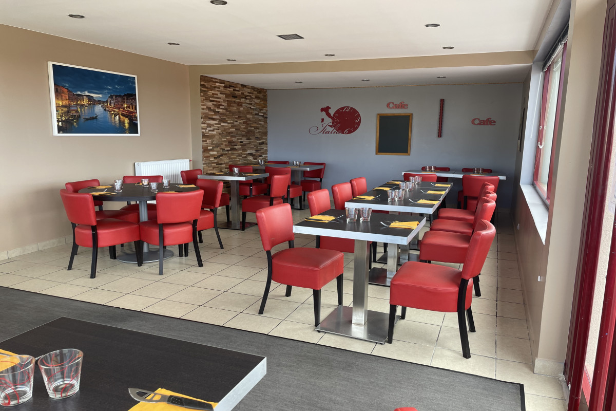 Située dans une zone artisanale, cette pizzéria offre tous les avantages pour une première affaire!!! Dotée d'une grande cuisine avec tout le matériel nécessaire et récent (four à pizza, cellule de refroidissement, frigo etc...) elle se compose de 2 salles avec un total de 50 couverts ainsi que d'une terrasse de 24 couverts. En excellent état et très lumineuse, ce restaurant italien est aux normes accessibilités et doté d'un grand parking. En complément, il y a également un distributeur à pizza pour compléter notre offre 7j/7 et 24H/24.
2 jours de repos par semaine et environ 4 semaines de vacances par an. 
Loyer 1250? HT. 
Superficie totale 300m2 environ
Vous n'aurez qu'à poser vos valises!!!. N'hésitez pas à nous contacter pour de plus amples renseignements. 
Pas sérieux s'abstenir