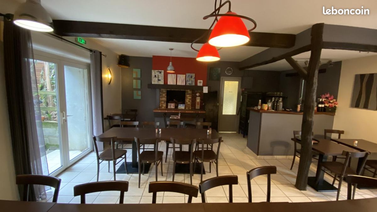 À vendre – Fonds de commerce Bar-Restaurant + activité distributeurs de pizzas

Situé au cœur d’une commune dynamique bénéficiant d’un tissu associatif riche et actif, ce bar-restaurant offre un fort potentiel de développement.
L’établissement dispose de :
- 62 places assises en salle
- 30 places en terrasse
Une surface commerciale d’environ 175 m²
Licence IV incluse
En complément de l’activité principale, trois distributeurs automatiques de pizzas sont implantés sur trois communes distinctes, générant environ 1 000 pizzas vendues par mois, assurant ainsi un revenu additionnel stable et intéressant.

Possibilité d’acquérir les murs comprenant :
- Une maison d’habitation d’environ 140 m²
- 4 chambres

Le chiffre d’affaires annuel se situe entre 180 000 € et 200 000 € sur les trois dernières années.
Un fort potentiel de progression est identifié, notamment via une optimisation des horaires d’ouverture et le développement de nouvelles offres.

Une belle opportunité pour un professionnel souhaitant exploiter et développer une activité polyvalente avec revenus complémentaires.