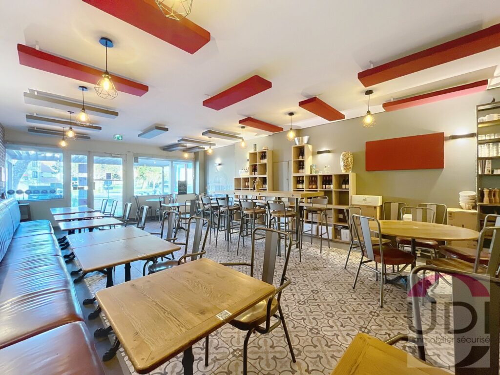 RESTAURANT À VENDRE (91 – Champcueil)

📍 Situé sur la commune de Champcueil, ce restaurant clé en main est une véritable opportunité pour se lancer ou développer son activité !



✅ Surface totale : 112 m²

 • Salle de 52 m² avec espace bar

 • Cuisine de 36 m² en parfait état

 • Espace de production

 • Remise + remise extérieure

 • WC



Prix du fonds : 139000€

📊 Chiffre d’affaires moyen (3 dernières années) : 340000€



🍔 Activité actuelle : restaurant type burger (Licence 3)

➡️ Possibilité d’adapter à un autre concept selon votre projet



💼 Atout majeur : établissement prêt à travailler, aucun gros travaux à prévoir



🏢 + Possibilité d’acquérir les murs en supplément (investissement idéal)



📈 Idéal pour entrepreneur, couple ou investisseur souhaitant une affaire rentable