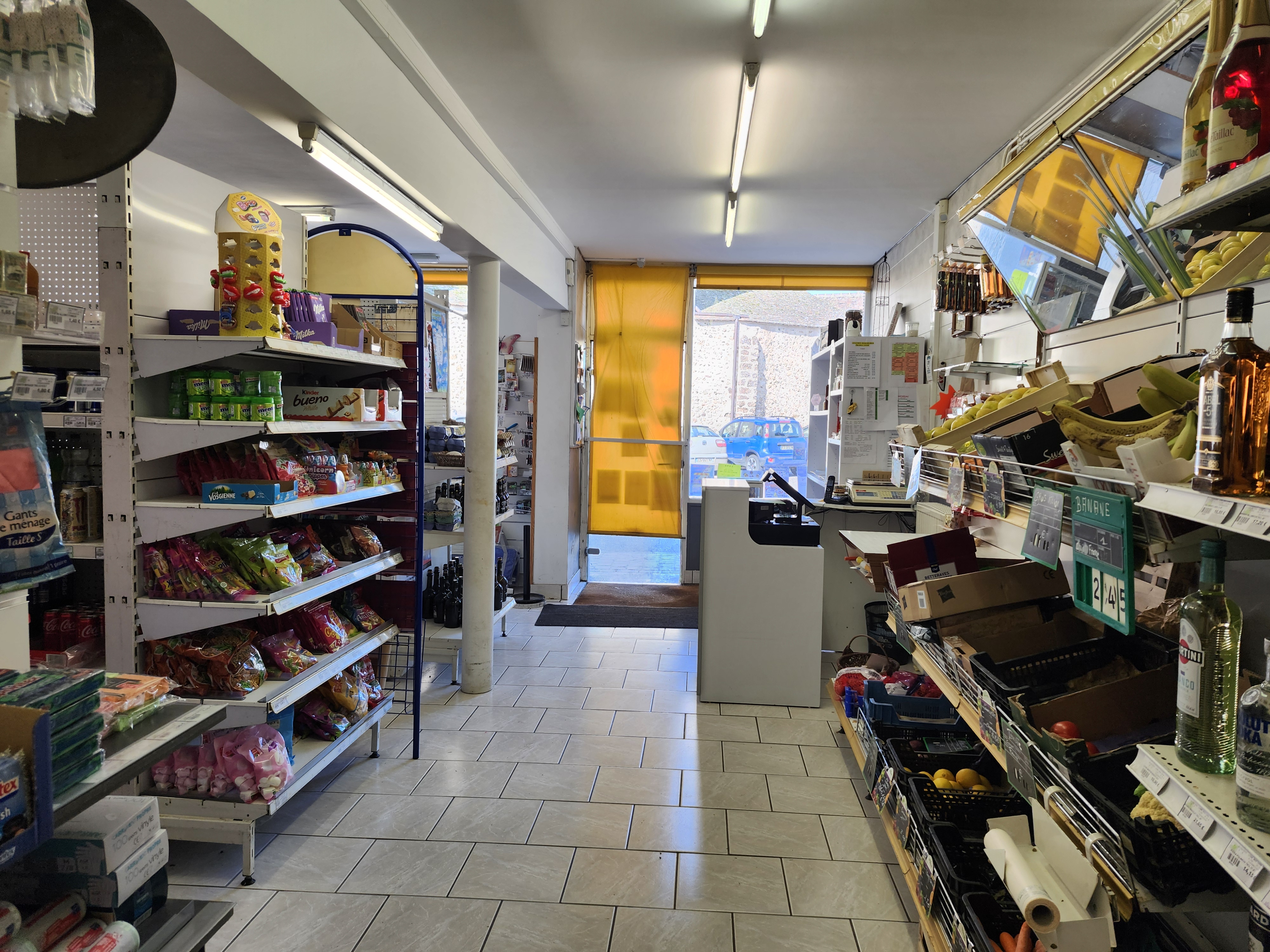 DANGEAU
Fond de commerce d'une superette dans village agréable
Dangeau village de caractère de 1200 habitants, vous serez entouré d'une boulangerie, d'un restaurant, d'une coiffeuse, d'un bar tabac, d'une agence postale communale et d'une école
Vente de produits locaux et circuits courts
Arrêt minute à la porte du magasin et parking de l'autre coté de la route, le magasin se trouve sur la place de l'église