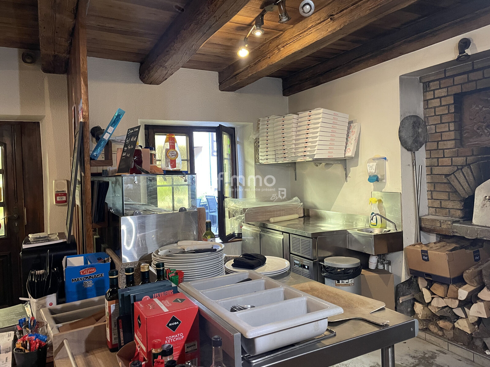 Restaurant situé sur un axe très passant de Marckolsheim.
Le fonds est à vendre pour cause de changement de région.
Produits phare : Pizzas, tartes flambées (four à bois), Burger et cordons bleus.
Toute la carte est également à emporter.
Licence 4.
CA annuel min. 450 k€. Très bonne rentabilité.
50 couverts en intérieur, 50 en terrasse ( clientèle fidélisée) sur une surface totale de 200 m2. Min. 80 couverts.
Ouvert 5 J/7, 5 semaines de congés. Fort potentiel de croissance.
Cuisine aux normes, équipement de qualité et en bon état (lave vaisselle et lave verre neufs).
Personnel (3 plus apprenti) qualifié.
Loyer annuel (3/6/9) de 32 k€. le bail inclut un appartement de fonction de type F4 au dessus du restaurant.
Marckolsheim est une commune de 4400 habitants. Elle est idéalement située entre, à l´Est, Colmar et Sélestat et la frontière allemande à l´est avec le Kaiserstuhl et Fribourg et les nombreuses communes avoisinantes.. Le parc d´ attraction Europa-Park (5 millions de visiteurs) situé à une demi heure est un pourvoyeur régulier de clients.

Voir moins