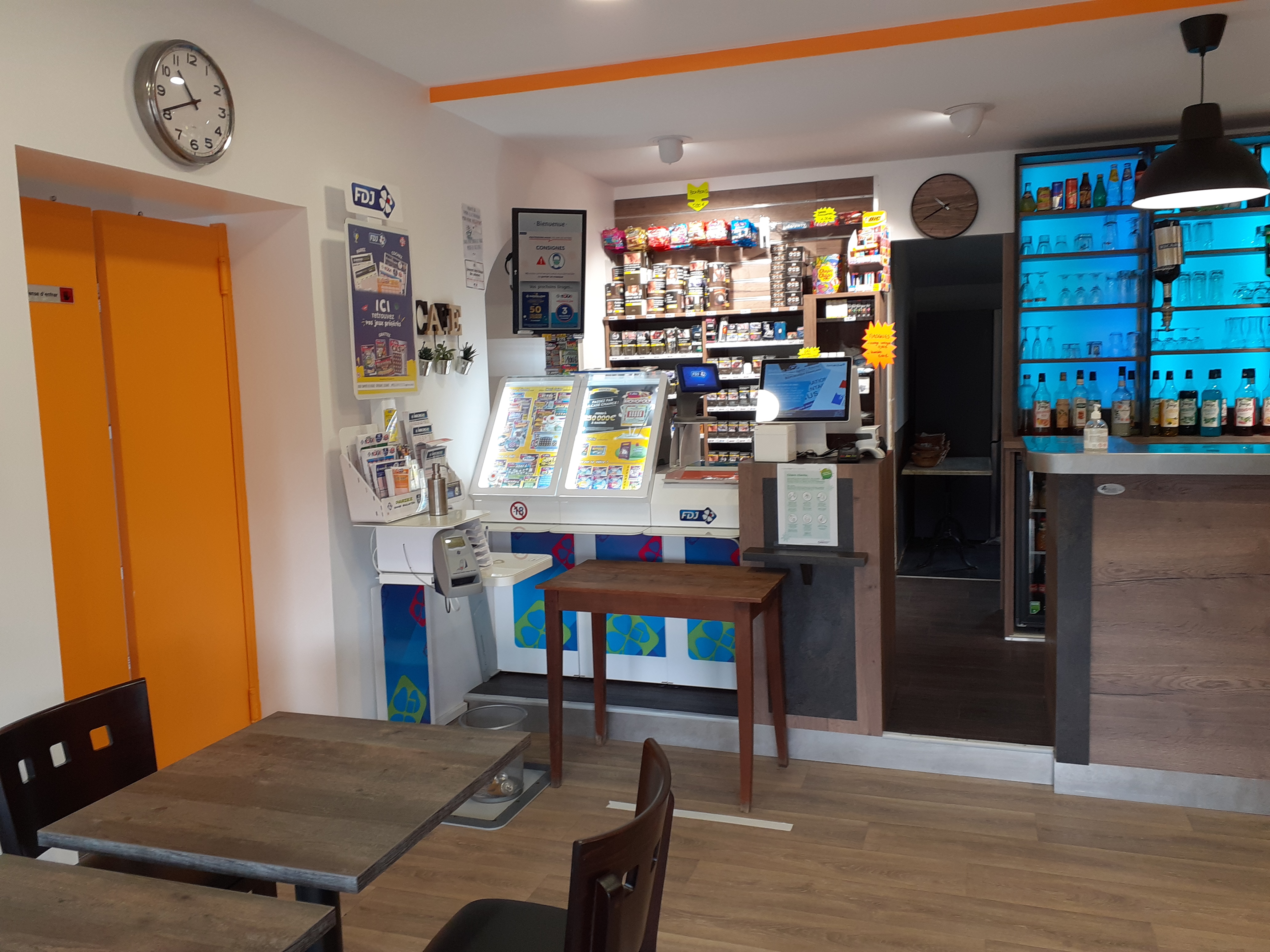 Commerce situé sur la commune de  Beuxes (axe Chinon/Loudun),
Aux confins de l'Anjou, de la Touraine et du Poitou
Affaire idéale pour un couple
Il n'y a pas de salarié,
Activités principales : Restauration, Bar, Tabac, FDJ, Tabletterie, timbres ...

Le fonds de commerce est composé d'un bar, cuisine, 2 salles de restaurant, sanitaires, terrasse, réserves. La surface du commerce est de 140M² environ. 

Le logement à l'étage a été intégralement rénové en 2 tranches (2022 et 2024), il dispose de 4 chambres dont 2 autonomes avec leurs salle d'eau/toilettes qui peuvent être louées en chambres d'hôtes si les repreneurs souhaitent un complément de revenus. Logement d'une superficie totale de 115 m2 environ.

* Une salle de réception avec travaux de 100M² environ peut être un
véritable plus 
* Chaudière fuel neuve avril 2025
* Terrasse
* Importants travaux de toiture réalisé en 2024 et début 2025
* Parking à proximité

Horaires : 7h30 à 19h  du lundi au vendredi. Restauration le midi uniquement
Rares prestations traiteurs le week-end
6 semaines de fermeture en 2023, 8 en 2024,

Adresse du site : starbeuxes.fr
FBK : Le Café de la Gare
