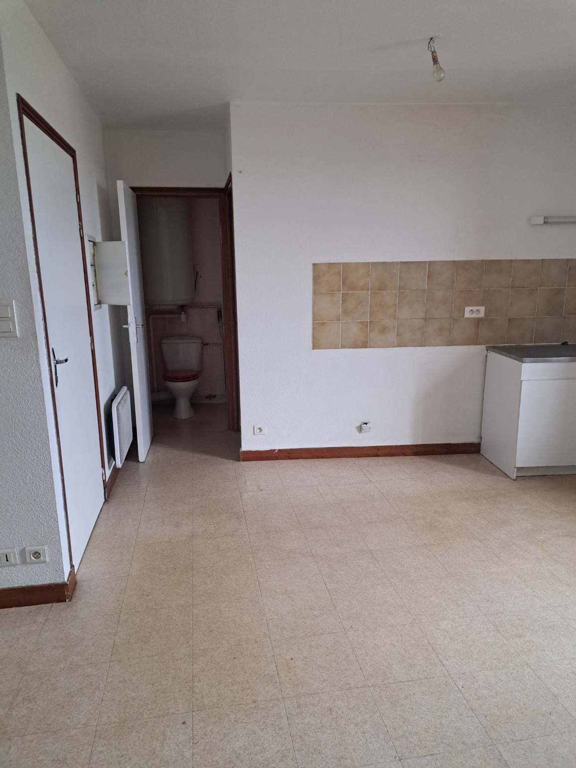 Au cœur du Parc naturel régional Livradois-Forez, sur la commune emblématique de La Chaise-Dieu, nous vous proposons une
opportunité rare associant un local commercial polyvalent et un ensemble résidentiel à fort potentiel. Ce bien s'adresse aussi bien à un
investisseur averti qu'à un porteur de projet souhaitant conjuguer activité professionnelle et revenus locatifs dans un territoire
touristique reconnu. Le local commercial de 105 m², complété par une réserve de 140 m², offre une grande souplesse d'exploitation.
Historiquement dédié à la restauration (40 couverts, équipements professionnels en place), il peut tout aussi bien accueillir une activité
de services, un commerce de proximité ou tout autre concept adapté à la vie locale et au Gux touristique. La Licence IV, incluse dans la
cession, représente un atout précieux pour maintenir ou créer une activité de bar, ou simplement pour valoriser la revente. L'ensemble
comprend également un garage avec remise de 140 m², offrant des capacités de stockage ou d'aménagement supplémentaires peu
courantes sur ce secteur. Le pôle résidentiel, composé de 3 studios (de 18 à 25 m²) et de 2 appartements de 46 m², ouvre quant à lui de
belles perspectives de rentabilité : exploitation en meublés de tourisme ou gîtes pour capter la forte demande estivale et festivalière, ou
location à l'année pour des revenus stables et réguliers. Loyer annuel : 12.000 €. Cession pour cause de départ à la retraite. Bien
conforme aux normes en vigueur. Prix de vente de l'ensemble : 230.000 €.