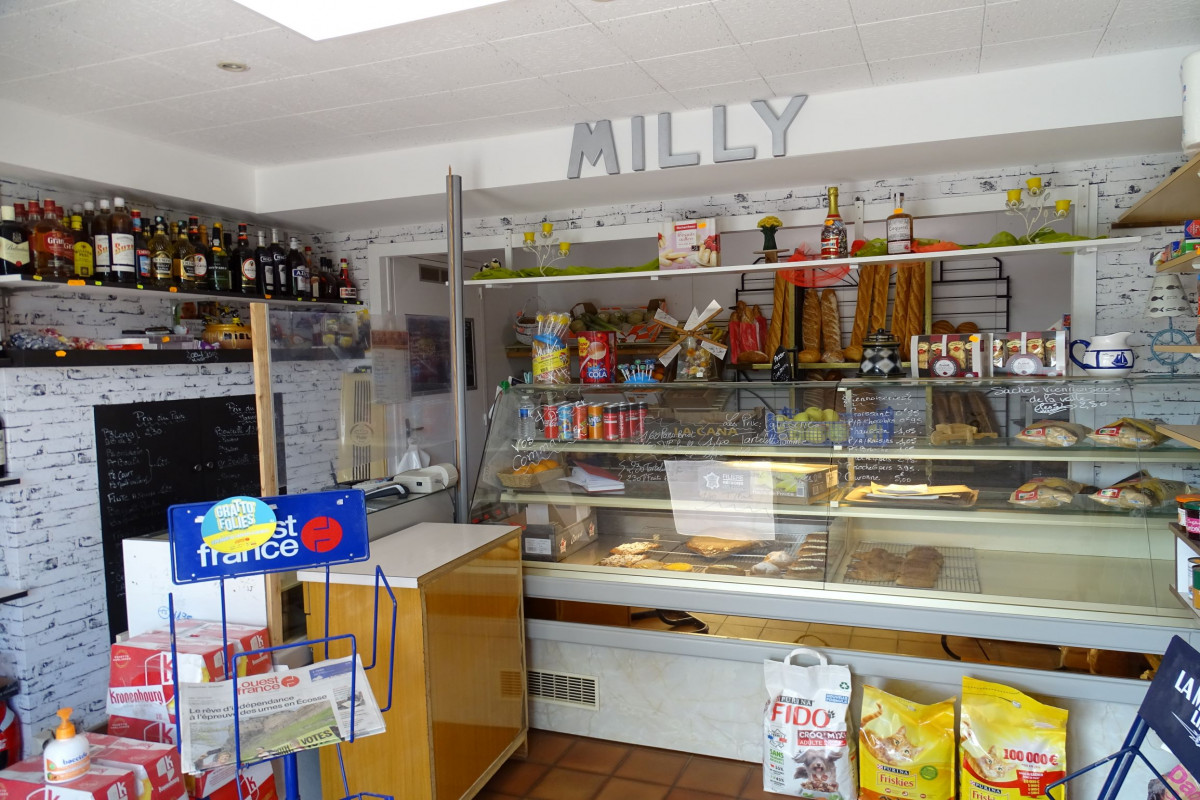 Vend fonds de commerce boulangerie-pâtisserie- épicerie et logement au sein d?une commune normande située dans la Baie du Mont Saint-Michel où tourisme, histoire et producteurs du terroir se confondent.
Une proximité (5 km) des commerces, services publics, pharmacie, centres médicaux, para-médicaux, écoles, voie verte et sites aménagés, rend le quotidien agréable.
Les locaux professionnels sont fonctionnels et bien équipés (four récent, 3 chambres froides, congel/surgel, tour réfrigérée, façonneuse, ?.). Le magasin est facile d?accès grâce aux nombreux stationnements. 
Une clientèle de particuliers, collectivités, associations et de la livraison à domicile grâce au véhicule équipé froid permet une diversité quotidienne. A l?activité s?ajoutent la vente des journaux, gaz, la fourniture en dépôt vente sur une commune voisine. 
Le logement est composé au RDC d?une kitchenette ouverte sur un coin repas/séjour.
A l?étage, 4 chambres et 1 SDB. La toiture est neuve.
A l?extérieur, terrasse et jardin de 150 m2
Le petit plus, l?ancienne graineterie de 100 m2, communicante avec le commerce et le logement, permet un agrandissement de l?habitat ou le développement de l?activé professionnelle. 
Prix de vente : fonds de commerce 60 000 ? - Logement : 120 000 ?.
Contact par téléphone uniquement au 02 33 49 00 69