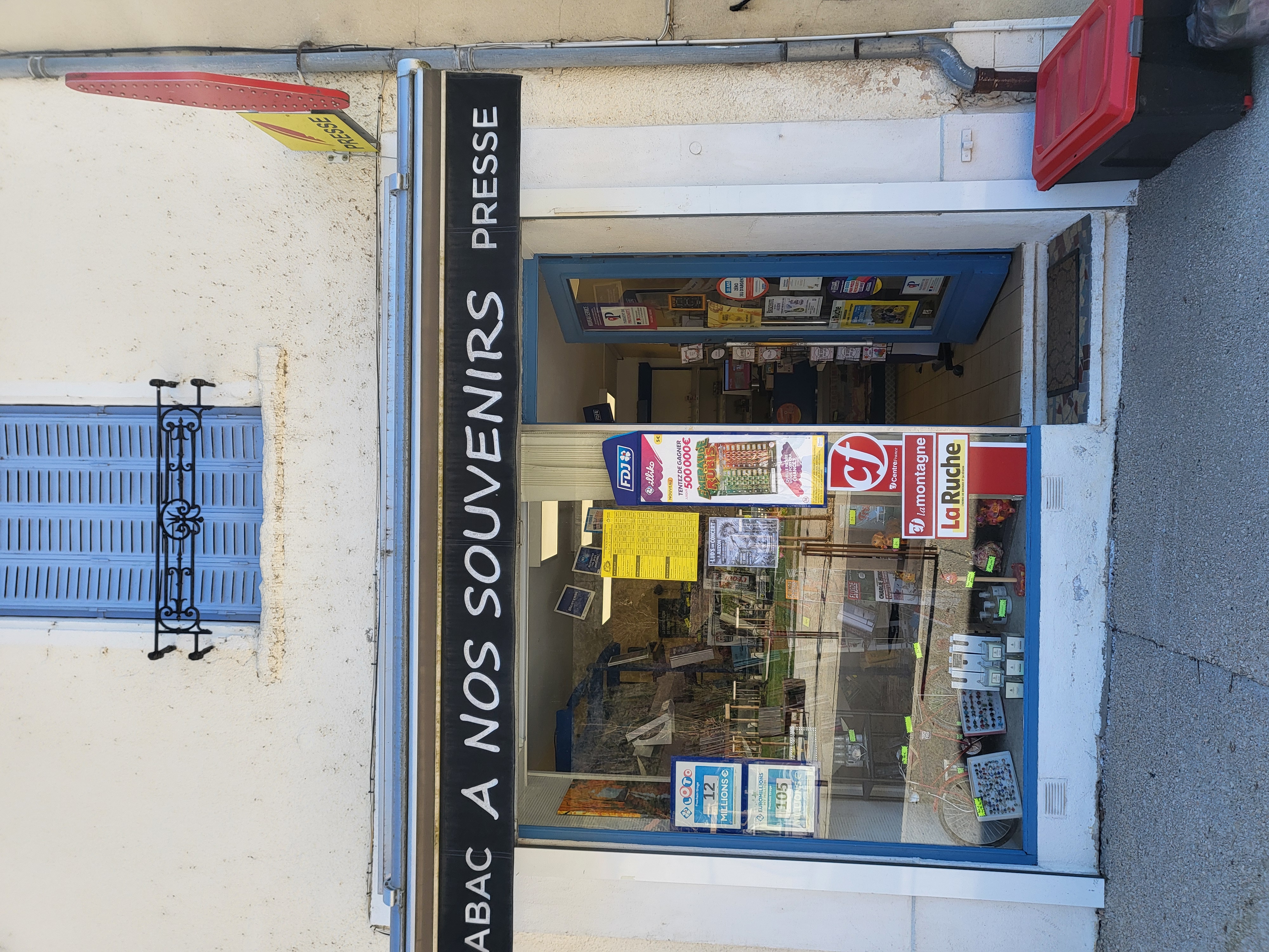 Fonds de commerce à vendre dans le très joli village médiéval d'Auzon : Auzon se trouve dans le département de Haute-Loire, au cœur de la région Auvergne-Rhône-Alpes. Rattachée à l’intercommunalité CC Auzon Communauté, la commune s’étend sur une superficie de 17 km² et abrite 858 habitants.  
Ce tabac, presse jeux, livres, salon de thé (en terrasse), bimbeloterie... est à reprendre et à développer au gré des envies. Il est exploité depuis 2021 par la commerçante, et se situe à l'entrée du village, sur un très bon emplacement, face à un grand parking gratuit totalement rénové.
Dans un local de 20m², au loyer raisonnable (250 € mensuel)  l'exploitante a installé tous les aménagements et le mobilier nécessaires aux activités commerciales qu'elle développe.
La clientèle vient à la fois du village et des villages environnants. Une clientèle touristique vient en été, attirée par les activités nature et par la découverte du très beau patrimoine de ce village labellisé "petite cité de caractère". Des animations se tiennent au printemps et en été (braderie, fête médiévale) qui attirent des curieux dans le village.
Activité pouvant convenir à un couple en recherche d'un revenu complémentaire.
Prix du fonds de commerce : 20 000 € - Stock : entre 1500 et 5000 € en fonction de la saison.
Contact : Sandrine MARINIER - Tél : 04 71 77 26 29