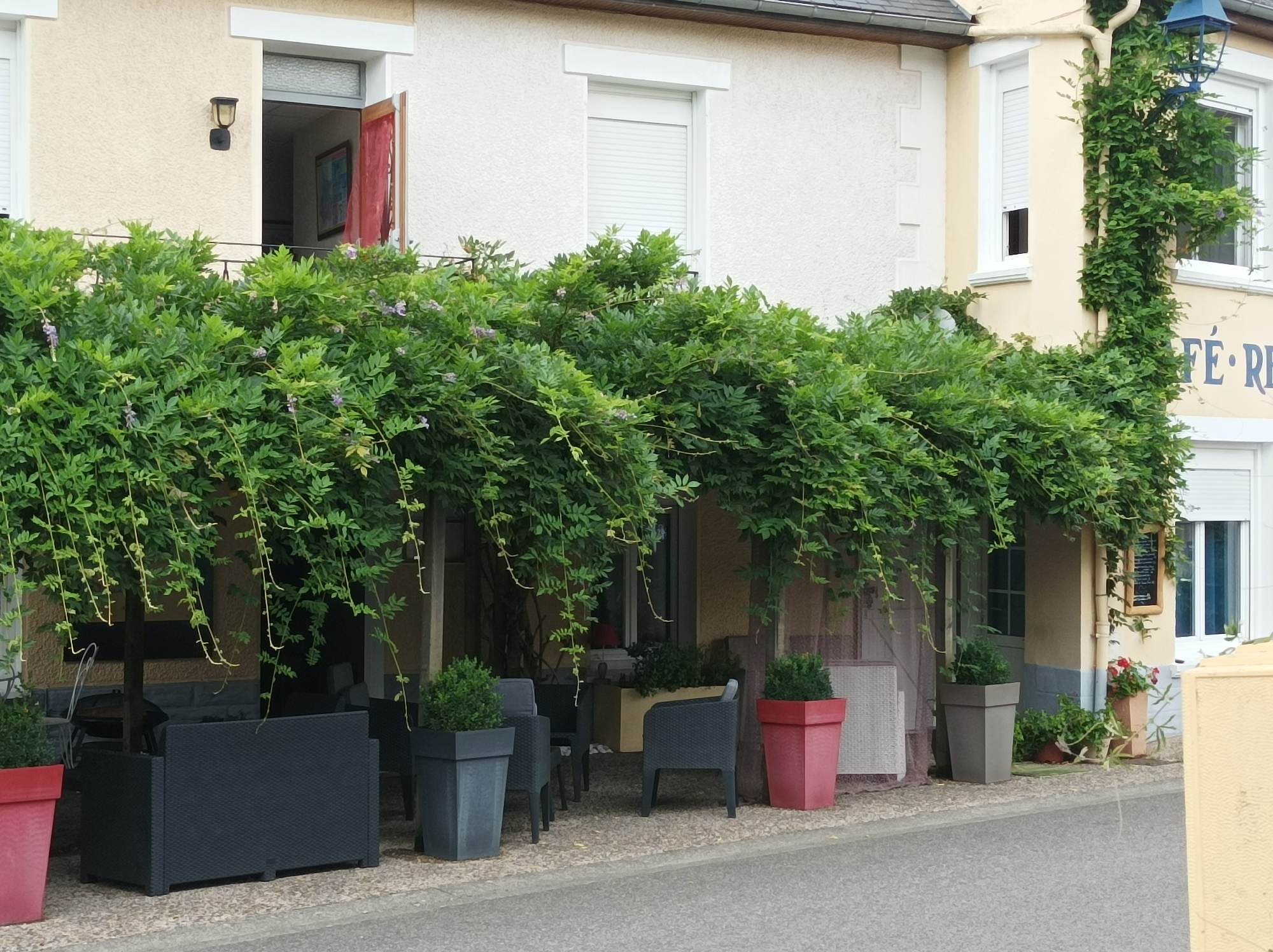 Cession de bail commercial / A saisir
Belle affaire pleine de charme à l'entrée de Lourdes
Triangle PAU LOURDES TARBES 220 000 Habitants .
AEROPORT Tarbes10 Minutes
GARE Sncf 2 Minutes
Emplacement stratégique
à 2 km du Lac , du Golf , Parcours sportif, Pic de Jer, Pic du midi , Grottes de Bétharram, 10 stations de ski ...
Bref un réel potentiel .
5 Chambres d'hôtes , un bar avec lic 4, une salle de restaurant , une salle petit déjeuner
une terrasse ombragée de toute beauté 35 cvts , un espace bien être spa et sauna totalement neuf .
Plus de 25 000 euros d'investissement ....
Un appartement de fonction type 3 avec sdb
Vous l'avez compris ..... C'est le coup de coeur assuré pour cette petite affaire pleine de charme ....
Idéal couple .... Pas de salariés à reprendre ....
Loyer Mairie 1200 euros nets ( pas de TVA ) pour l'immeuble entier .....
Bail 3/6/9 dans sa 5 ème année .
Disponibilité immédiate .
Affaire clés en mains totalement neuve .......
Booking ouvert 7/7

Deux points importants avant de me contacter /
****************************************
Il est impératif d'être cuisinier de métier pour postuler .
il est nécessaire d'avoir les fonds pour cette affaire les 3 derniers bilans demandés par les banques ne sont pas disponibles car deux ans de fermeture covid . Merci
