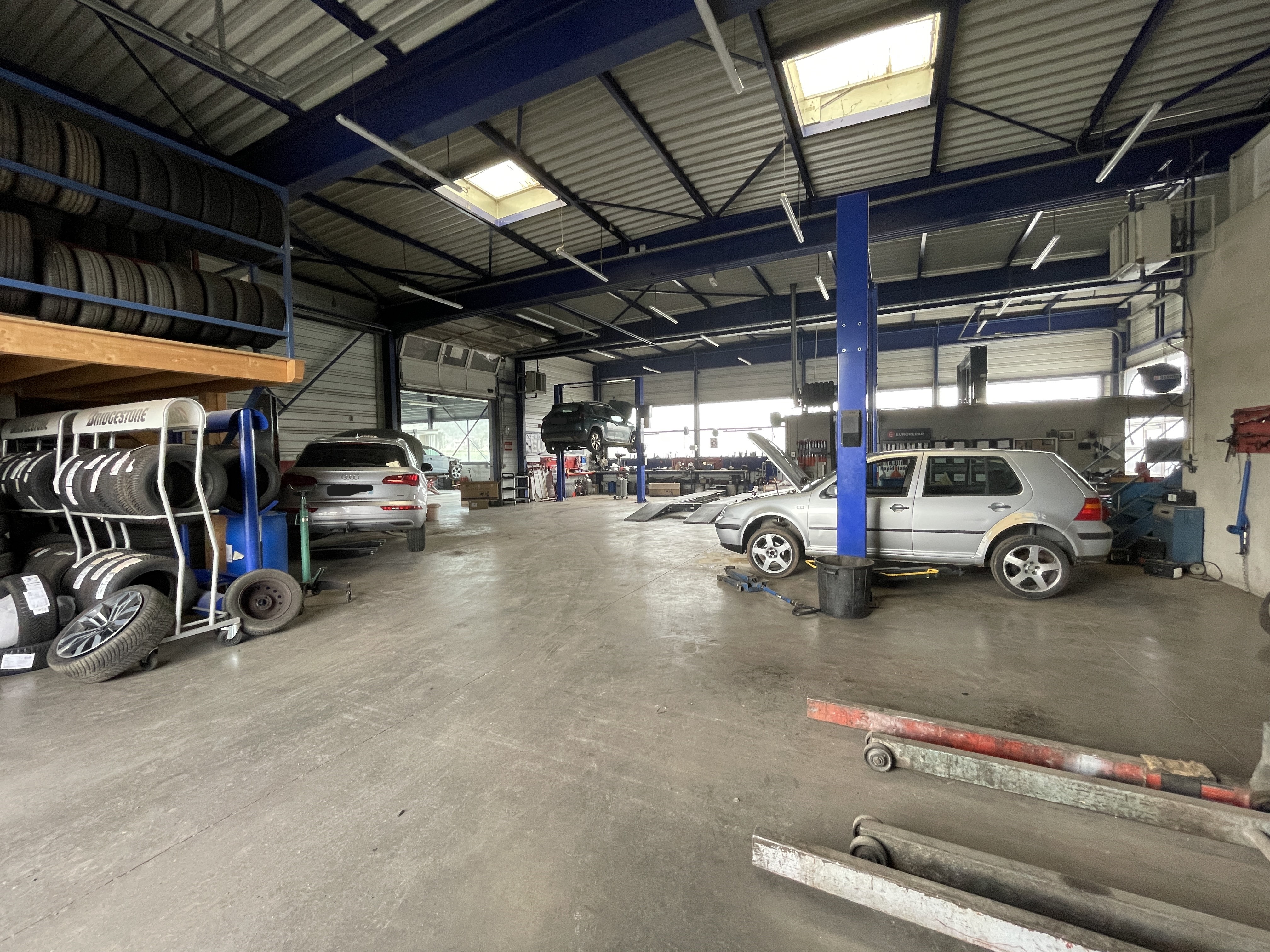 Garage à reprendre

DESCRIPTION TECHNIQUE

Garage automobile PEUGEOT emplacement Premium.
Opportunité unique pour professionnels de l'automobile !
Situé sur un axe stratégique à l'entrée de Langeac, en plein cœur d'une zone commerciale dynamique, ce garage bénéficie d'une visibilité exceptionnelle et d'un fort passage.
Caractéristiques du bien :
- Superficie totale : 750m² sur un terrain de 2637 m² parfaitement agencé .
- Showroom Peugeot de 100 m² construit selon les normes de la marque .
- Bureaux d'environ 25 m² fonctionnels et lumineux .
- Atelier mécanique 340 m² composé de 3 ponts 2 colonnes, 1 pont ciseaux,1 pont roulant et une aire de vidange minute .
- Atelier carrosserie 290 m² composé d'une zone de ponçage avec pont ciseaux pneumatique avec extracteur, laboratoire et cabine de peinture OMIA LUXIA 700, plus une table de redressage.
- Zone pneumatique avec mezzanine (25 m²).
- Equipement complémentaire : Bornes électriques intérieur et extérieur du bâtiment, vestiaires, douches et WC
Composée d'une équipe chevronnée et autonome, 2 mécaniciens TDA, 2 carrossiers et une secrétaire à mi-temps .
Points forts :
* Emplacement stratégique avec forte visibilité
* Garage aux normes Peugeot avec un agencement optimal
* Matériel complet et prêt à l'emploi
* Idéal pour réparateur agréé ou garage indépendant souhaitant s'implanter dans une zone attractive
* Chauffage et cabine de peinture au gaz de ville.

Le garage réalise un chiffre d’affaires annuel de 813 500 € avec un résultat de 36 640 €, et possèdent des comptes très sains. 
Prix de vente : 1 250 000 € 

TERRITOIRE

Ce garage est située au sein de la Communauté de communes des rives du Haut-Allier (CCRHA), dans le département de la Haute-Loire, récemment élu département préféré des français au plan de l’attractivité touristique. Le territoire de la CCRHA compte 16 000 habitants et est sillonné du nord au sud par la rivière Allier. Le paysage aux multiples nuances de vert et de bleu alterne gorges et plateaux volcaniques typiques de l’Auvergne, garantie d’un cadre naturel exceptionnel et préservé. Son patrimoine historique et architectural complète son charme.  

La commune de Langeac, dont la population est d’environ 3 500 habitants, dispose de nombreux artisans, commerces, associations et services publics. De nombreuses entreprises et deux zones d’activité sont sources d’emplois et d’attractivité économique. De plus, le camping trois étoiles connait une belle fréquentation en augmentation depuis les 4 dernières années (pics à 1 200 personnes/j en été). Traversée par l’Allier, Langeac offre un cadre naturel reposant et charmant, renforcé par la présence de l’île d’Amour qui participe à son attractivité, notamment touristique. 

Le territoire du Haut-Allier est facilement accessible depuis l'autoroute A75, à 1 heure de Clermont Ferrand et 3 heures de Montpellier. L’axe routier principal est la N 102 prolongée par la N 88 qui le relie à St Etienne et Lyon en 3 heures. Des gares de proximité assurent la desserte ferroviaire sur la ligne Paris, Clermont-Ferrand, Nîmes via Langeac, le bourg-centre. Langeac est par ailleurs située à 30 minutes du Puy en Velay, préfecture du département. 

Disposant de nombreux services et commerces, le territoire répond à tous les besoins principaux de la vie dans un rayon de moins de 20 min en voiture. Le tissu associatif est aussi très développé (plus d'une centaine d'associations) et propose des activités culturelles, sportives, de loisirs... Le Haut-Allier offre ainsi une vraie qualité de vie à ses habitants. Un solide secteur industriel et agricole complète le bassin d’emplois, ainsi qu'une économie touristique forte.

AIDES INSTALLATION 

L'ensemble de la CCRHA se trouve en ZRR (zone de revitalisation rurale), ce qui induit une exonération fiscale sur les résultats pendant 5 ans.
Des aides financières liées à la reprise d'un garage peuvent être attribuées par la Communauté de communes, la Région et l'Europe. 
Ce garage n’attend plus que vous !!
Contact :  
Communauté de communes : Joseph LAURENT / j.laurent@rivesduhautallier.fr / 06.66.44.48.06