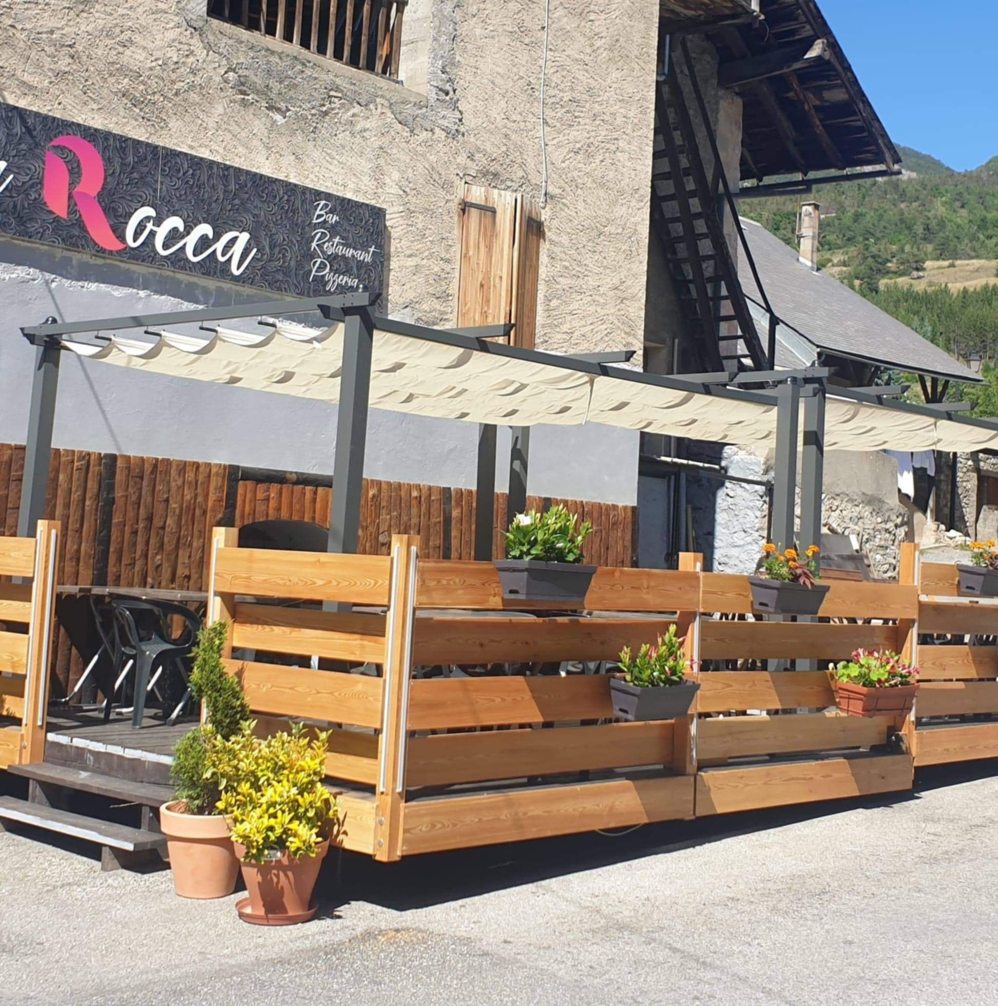 Loue mur de pizzeria( four à bois ) , restaurant et bar avec licence 4 situe au coeur du village de La Roche De Rame Hautes Alpes. Situe sur la nationale proche des stations de ski et de la frontière italienne ( 35km).
Lac naturel touristique a 100m .
Possibilité de 50 couverts en intérieur plus une terrasse extérieure avec parking adjacent.
Loyer de 550€ / mois plus charges