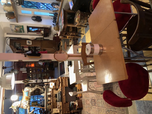 Opportunité Vente fonds de commerce et murs, d'un café brocante
avec possibilités de faire d'autres activités
- 115 M2 rénovés en 2023
- 50 M2 de terrasse
- Emplacement sur axe passant
- Belle visibilité
- Clientèle locale fidèle toute l'année
- Forte fréquentation touristique
- Forte image de marque installée
- Outil de travail clé en main (frigos, distributeur de vin, armoire à vin...)
- Restauration snacking, brunch
- Forte fréquentation lors d'animations, soirées musicales et culturels
- Belle activité de brocante développée
- Parking à proximité
- Licence IV et terrasse louées à la mairie
- Electricité et sécurité aux normes
- Toilettes normes handicapés
- Alarme incendie