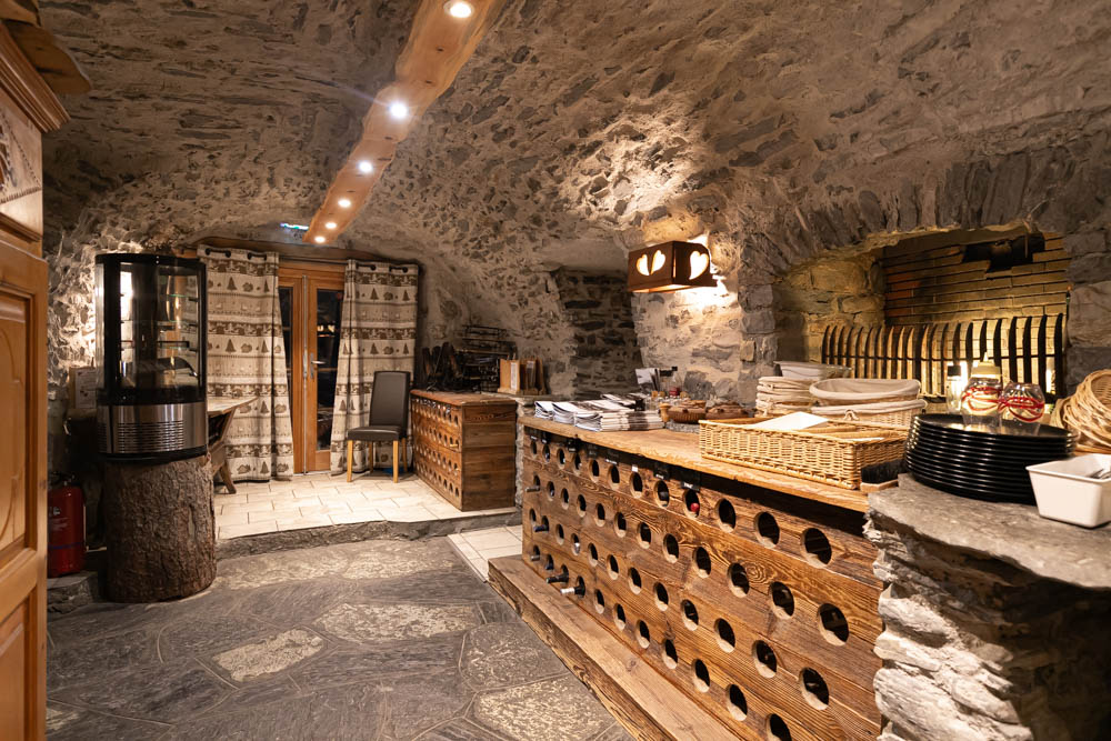 Situé au cœur du village authentique de Sollières-Sardières, sur la commune de Val-Cenis, ce restaurant / bar bénéficie d’une excellente réputation et d’une clientèle fidèle, à la fois locale et touristique.
L’établissement est installé dans une ancienne étable du XVIᵉ siècle entièrement rénovée, offrant un cadre rare et de caractère. Une superbe salle voûtée en pierre et une cheminée créent une atmosphère chaleureuse.

-Environ 50 couverts en salle
-Bar
-Cuisine professionnelle entièrement équipée
-Matériel et mobilier inclus - affaire clé en main

Appartement d’environ 90 m² inclus dans le bail destiné à l’exploitant.

Conditions :
-Prix du fonds de commerce : 80 000 €
-Loyer murs (restaurant + logement) : 2 300 € / mois


Affaire idéale pour couple de restaurateurs souhaitant s’installer dans un environnement de montagne dynamique avec un outil de travail prêt à exploiter.

Dossier et informations complémentaires sur demande.