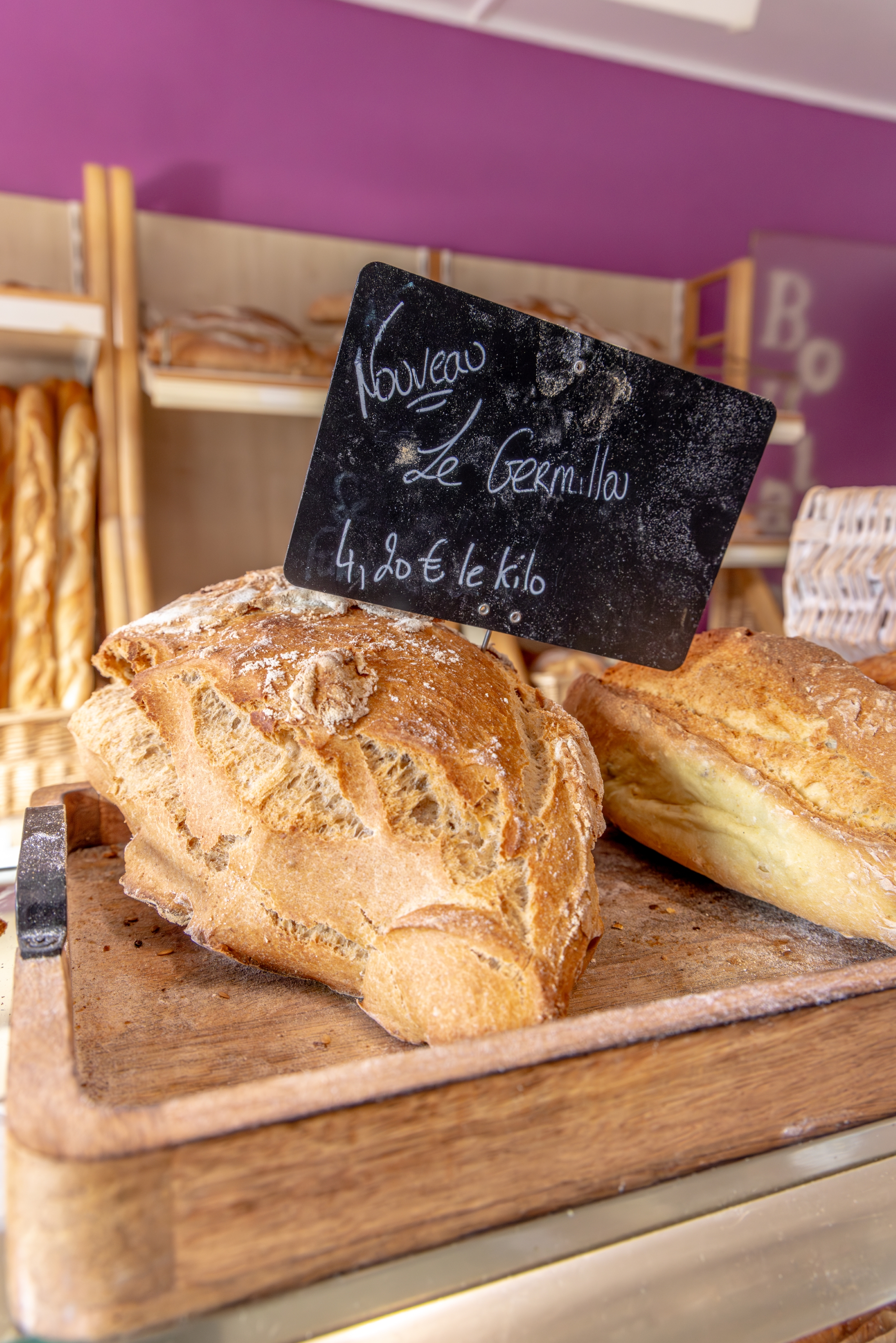 À VENDRE – BOULANGERIE EN PLEIN CENTRE-BOURG
LE FERRÉ (35420) – Commune dynamique de plus de 700 habitants

Boulangerie artisanale implantée depuis 1899, idéalement située au cœur du bourg, sur une rue passante offrant une excellente visibilité.

Description du fonds de commerce (100 m²)
•	Magasin en façade donnant sur l’axe principal du village
•	Fournil équipé, comprenant :
o	Four à fioul 6 bouches
o	Tapis élévateur
o	Matériel de boulangerie et pâtisserie laissé à l’acquéreur
•	Pas d’exclusivité meunière – aucun prêt meunier
•	Pas de silo à farine (travail en sacs)
•	À prévoir : remise en état de la vitrine du magasin et du pétrin

Logement compris
Un logement spacieux de 120 m², situé au-dessus de la boulangerie, idéal pour une installation en famille ou pour réduire les charges de fonctionnement. Loyer 720 €
Atouts
•	Commerce historique, clientèle fidèle et locale
•	Tournée qui représente 1000 € / mois
•	Approvisionnement des collèges et écoles, maisons de retraite avoisinantes qui représentent 2800 environ / mois
•	Chiffre d’affaires 2024 : 125 000 €, en progression constante
•	Outil de travail complet, prêt à reprendre et développer
•	Zonage : FRR
•	Accompagnement possible : Mairie et Fougères Agglomération

Fonds de commerce vendu 55 000 € négociable