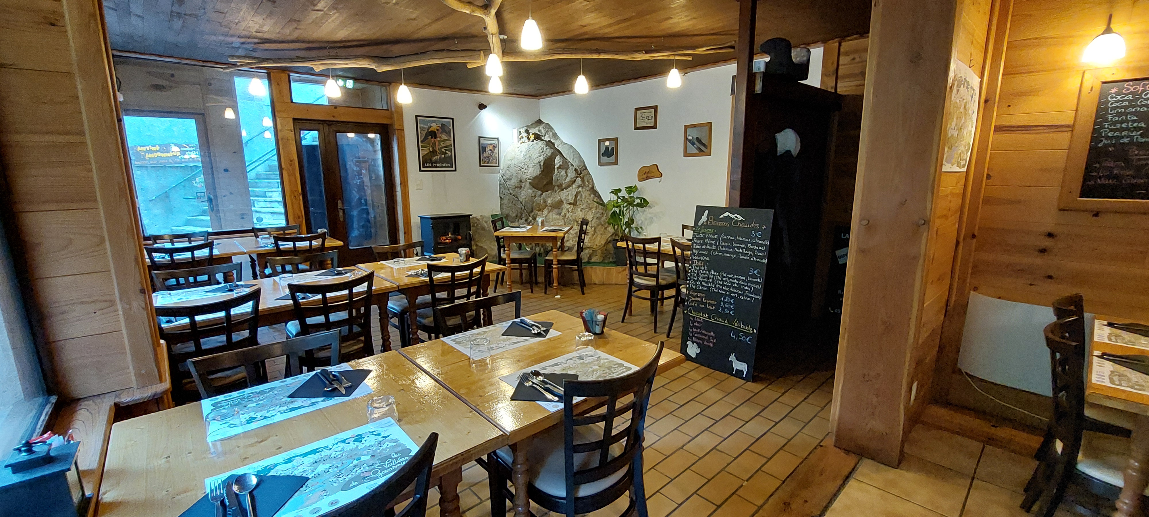fonds de commerce d'un restaurant avec licence débit de boissons type 3.
Dans le village renommé et très touristique de Gavarnie, cet établissement atypique est niché en contrebas de la route et bénéficie d'une vue imprenable sur le cirque et d'un balcon sur le gave. en 2026 le village sera en plus le théâtre d'une arrivée du tour de France.
une salle chaleureuse de 28 places avec son rocher véritable. Un petit coin bar, une plonge et cuisine équipée sur environ 85m2. Petit logement avec coin chambre + salle de bains avec wc sur environ 25m2
balcon/terrasse de 27m2 environ
cave de stockage.
endroit atypique, idéal pour un couple. à voir absolument.
Crédit vendeur possible.
me contacter pour infos supplémentaires.