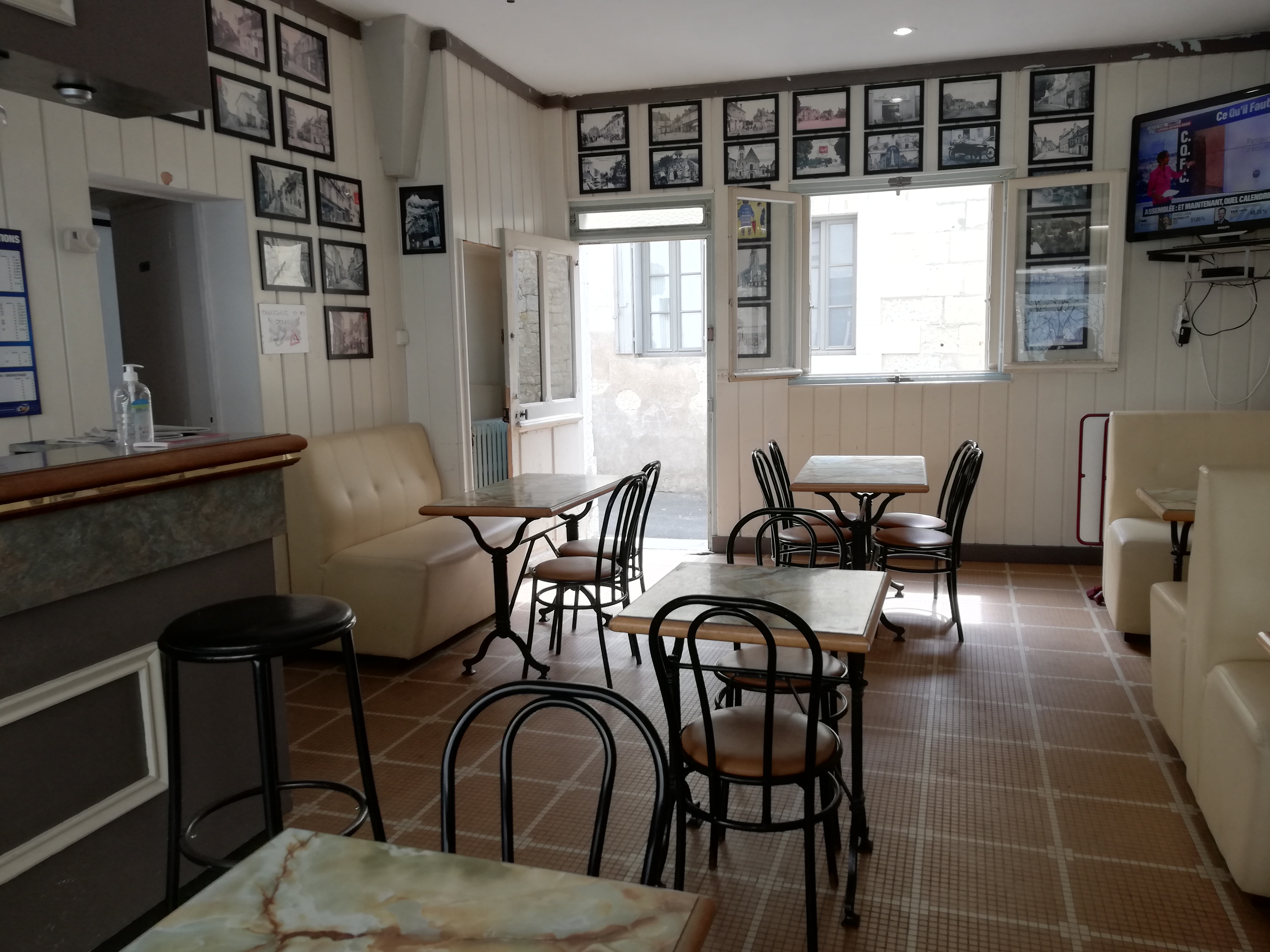 Bar de l'Etoile à vendre dans le centre-ville de Bourgueil, dans la rue du Commerce; Surface 64m2, Cave (même surface), 
35 places à l'intérieur, Terrasse (environ 9 m2) extérieure avec possibilité de fermer la rue en période estivale du jeudi au dimanche à partir de 19h. 
Idéal jeune repreneur, pas de travaux à faire, clientèle fidèle, marchés hebdomadaires les mardi et samedi. 
Situé dans un bourg entouré de Vignes et des Châteaux de la Loire, ce bar est une institution dans une région viticole très connue. Une petite cuisine permettrait de faire de la brasserie type planches, tapas, frites, etc... 
Le bourg est animé d'évènements annuels, type Brocante, Marché gourmand, Fête des vins, Fête de la musique, etc...
N'hésitez pas à nous contacter pour tous renseignements complémentaires.

Virginie DEHAN-SOLA