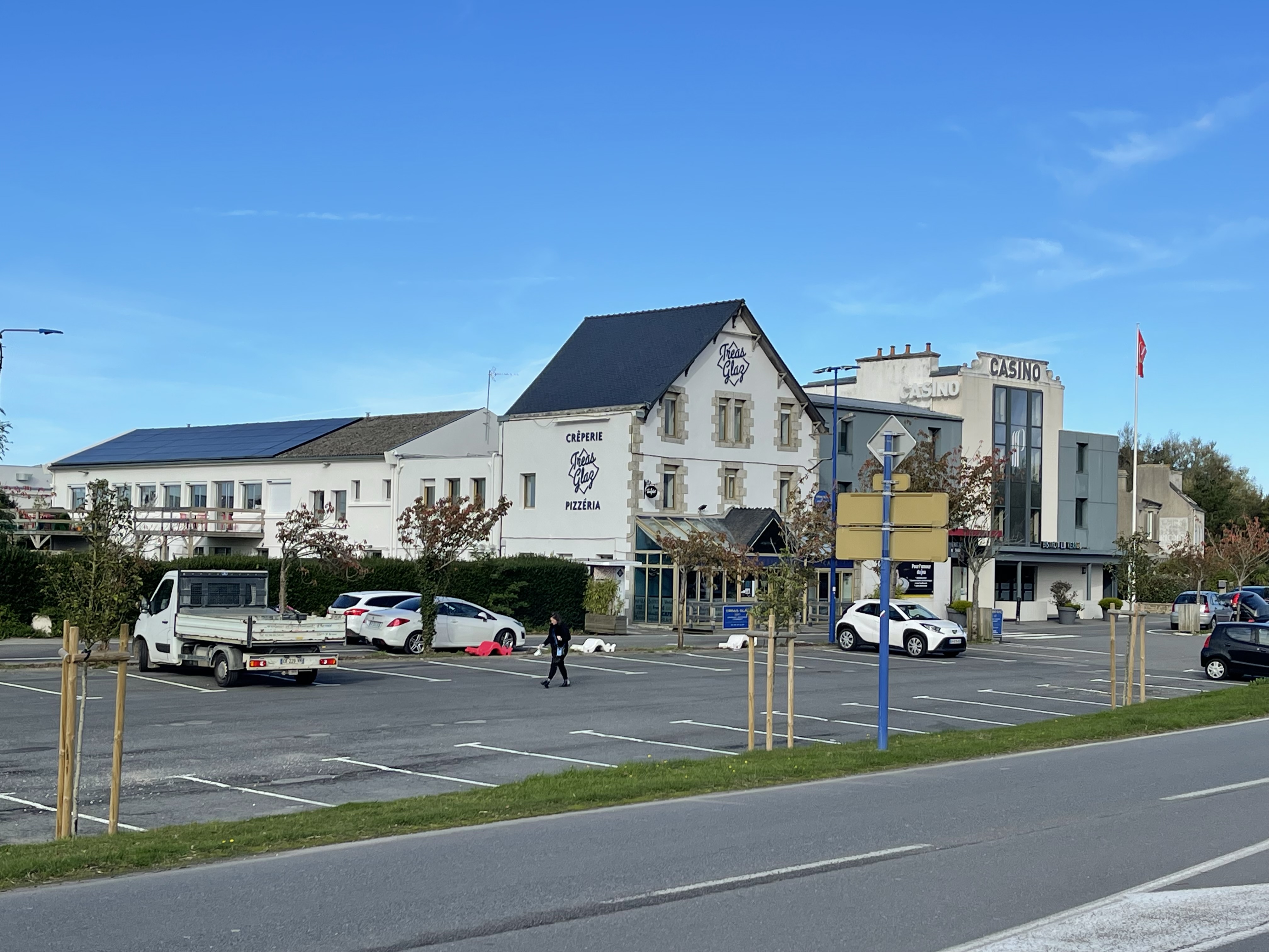 Immeuble bord de mer 
Emplacement n1 
1000 m² Plouescat

VENTE MURS
Situé à Plouescat, dans une zone commerciale et dynamique bénéficiant d'un emplacement exceptionnel à moins de 50 m de la mer, cet ensemble immobilier rénové offre un potentiel énorme de developpement.

Le pôle restauration: Cet établissement clé en main bénéficie d'une excellente base d'exploitation. (Possibilité d’acquérir le fond)

LE Restaurant et chambres est loué 3000€ net par mois 

64 places assises en intérieur et une agréable terrasse de 16 places. Vendu avec tout le matériel professionnel de haute qualité.

Hébergement: 5 chambres d'hôtes, dont deux familiales, équipées de salles d'eau et WC privatifs. Soit un total de 14 couchages.

Vous reprenez l’activité des Logements de tourisme : Deux logements T3 d'environ 100 m2 chacun sont inclus
un T2 en RDC d'environ 55 m2 et un grand studio de 30m2 

Tous vue mer 

Bâtiment rénové: d'importants travaux de rénovation ont été effectués récemment, et de nombreuses interventions sont sous garantie décennale, garantissant la tranquilité de l'acquéreur
Stationnement: Parking facile d'accès à proximité immédiate pour la clientèle
Autoconsommation énergétique: le bâtiment est équipé de panneaux solaires ( moins de 4 ans), réduisant presque de moitié le coût de consommation
GR 34: Référencé sur les sites de randonnées

Pas de reprise de personnel
Pour toutes demandes d'informations complèmentaires et visites contactez moi

Surface : 1000 m²

Consommation énergie primaire : Non communiqué
Consommation énergie finale : 0 kWh/m²/an