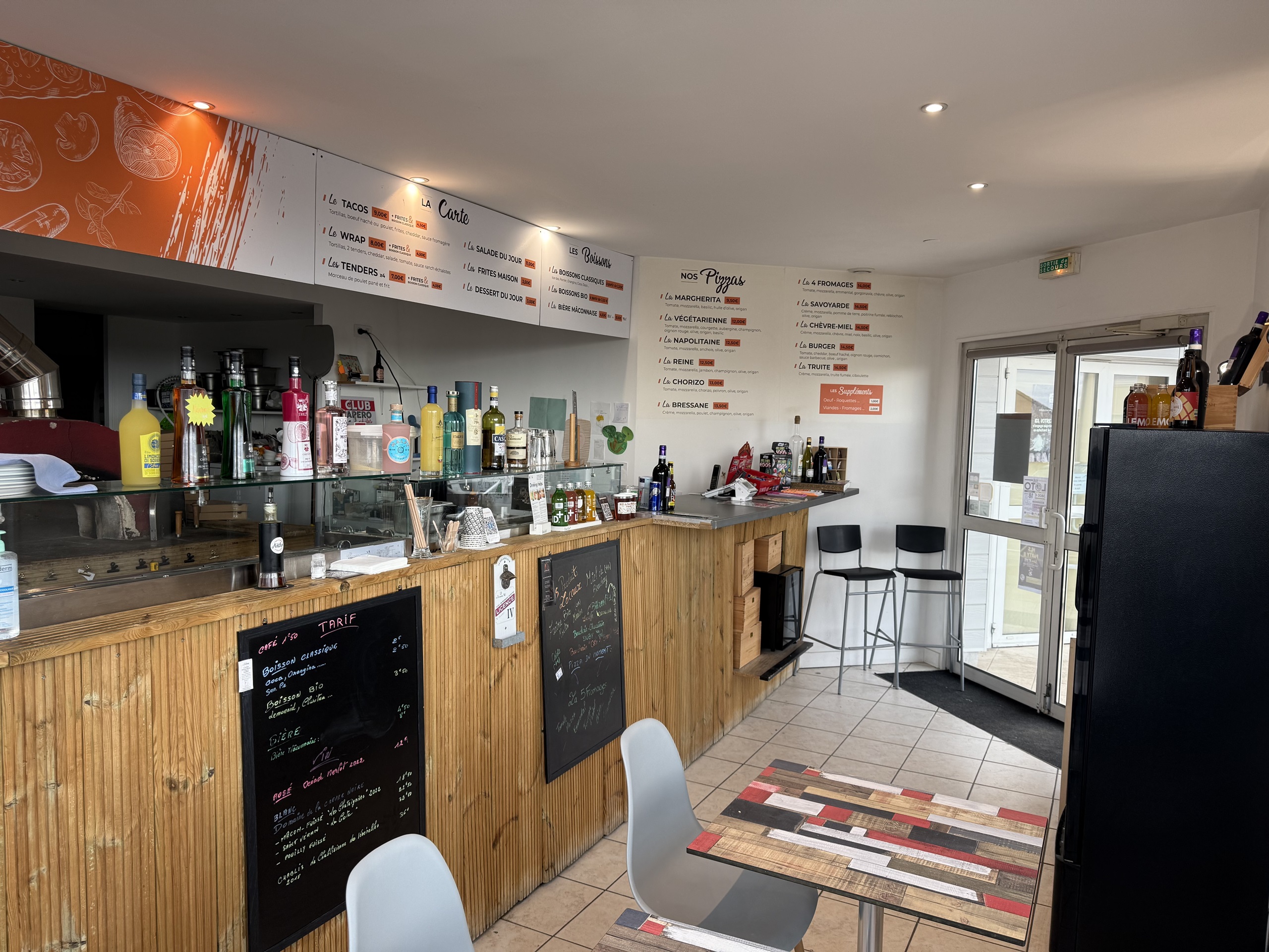 À REPRENDRE : Pizzeria indépendante à Mâcon (Bourgogne du Sud)
𝗣𝗶𝘇𝘇𝗲𝗿𝗶𝗮 𝗿𝗲́𝗽𝘂𝘁𝗲́𝗲 avec forte activité de vente à emporter (80 %) et possibilité de restauration sur place (16 couverts en salle, 25 en terrasse).
•	𝗘𝗺𝗽𝗹𝗮𝗰𝗲𝗺𝗲𝗻𝘁 𝘀𝘁𝗿𝗮𝘁𝗲́𝗴𝗶𝗾𝘂𝗲 : Très belle visibilité dans une zone commerciale dynamique, à proximité de 40 000 habitants, et à 7 min des sorties A6 Mâcon Nord et A40 - Zone de chalandise dynamique et en croissance grâce à la proximité lyonnaise et au vignoble maconnais.
•	𝗔𝗰𝘁𝗶𝘃𝗶𝘁𝗲́ 𝗰𝗹𝗲́ 𝗲𝗻 𝗺𝗮𝗶𝗻 : CA 2024 : 101.000 €, marge brute 69%, Valeur ajoutée 35% - Pizzas au feu de bois, wraps, tacos, salades, et desserts maison - Équipements complets et récents (four à bois, pétrin 30L, vitrines réfrigérées, etc.) - Reconnaissance locale : très bien notée sur Facebook, Instagram, et Google, belle qualité gustative 
•	𝗙𝗼𝗿𝘁 𝗽𝗼𝘁𝗲𝗻𝘁𝗶𝗲𝗹 : Possibilité d'élargir les jours d’ouverture pour booster les ventes - Exploitable seul(e) ou avec un salarié.
•	Prix du fonds : 60.000 € (accompagnement à la reprise inclus, vente des parts sociales possible).