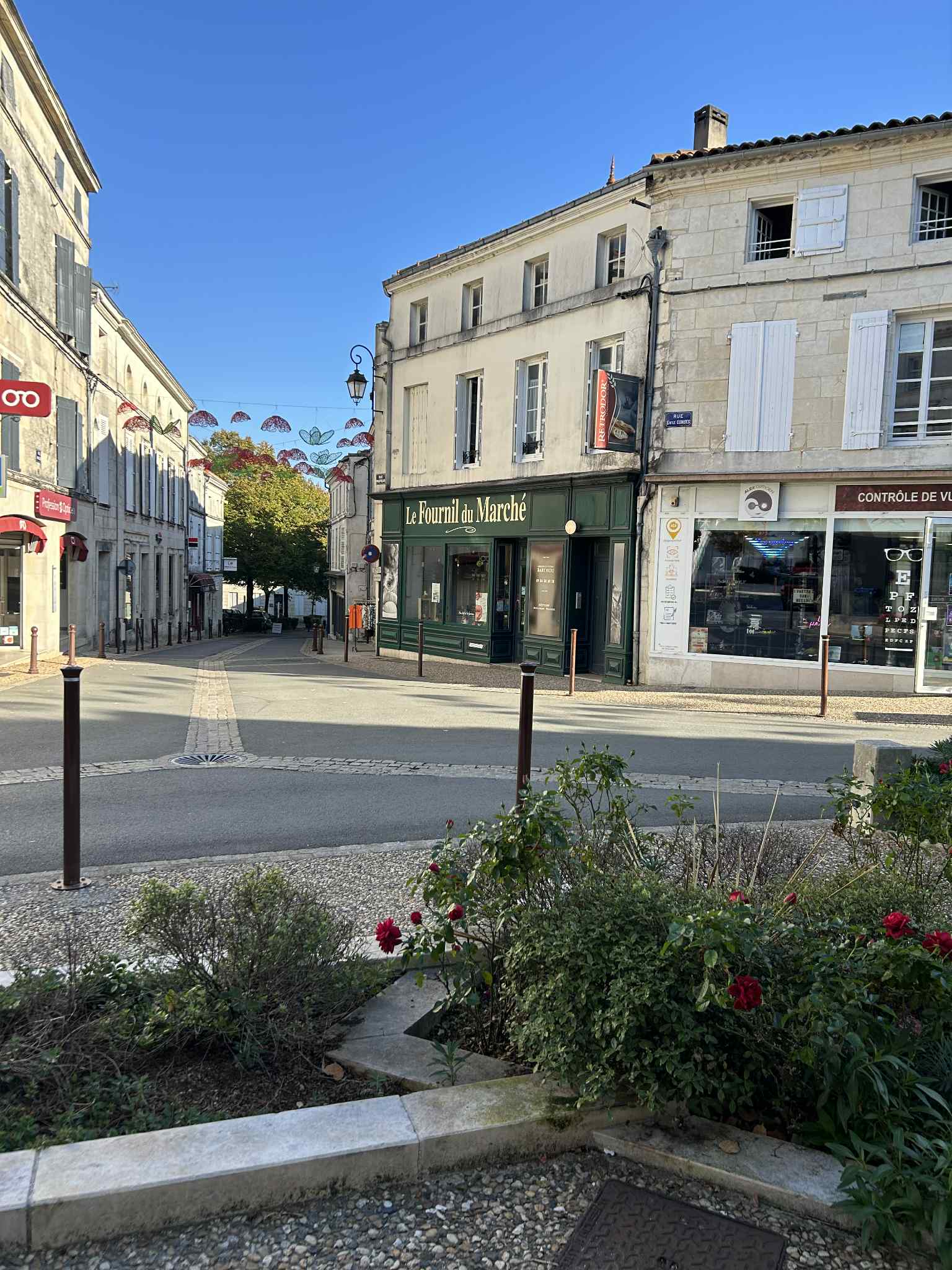 A vendre Charmante boulangerie dans un village médiéval proche de l océan 
- chiffre d affaire stable et attractif
- locaux et matériels bon état 
- four 10 ans entretenu 
- activité constante toute l année 
- logement attenant 
- possibilité d' achat des murs