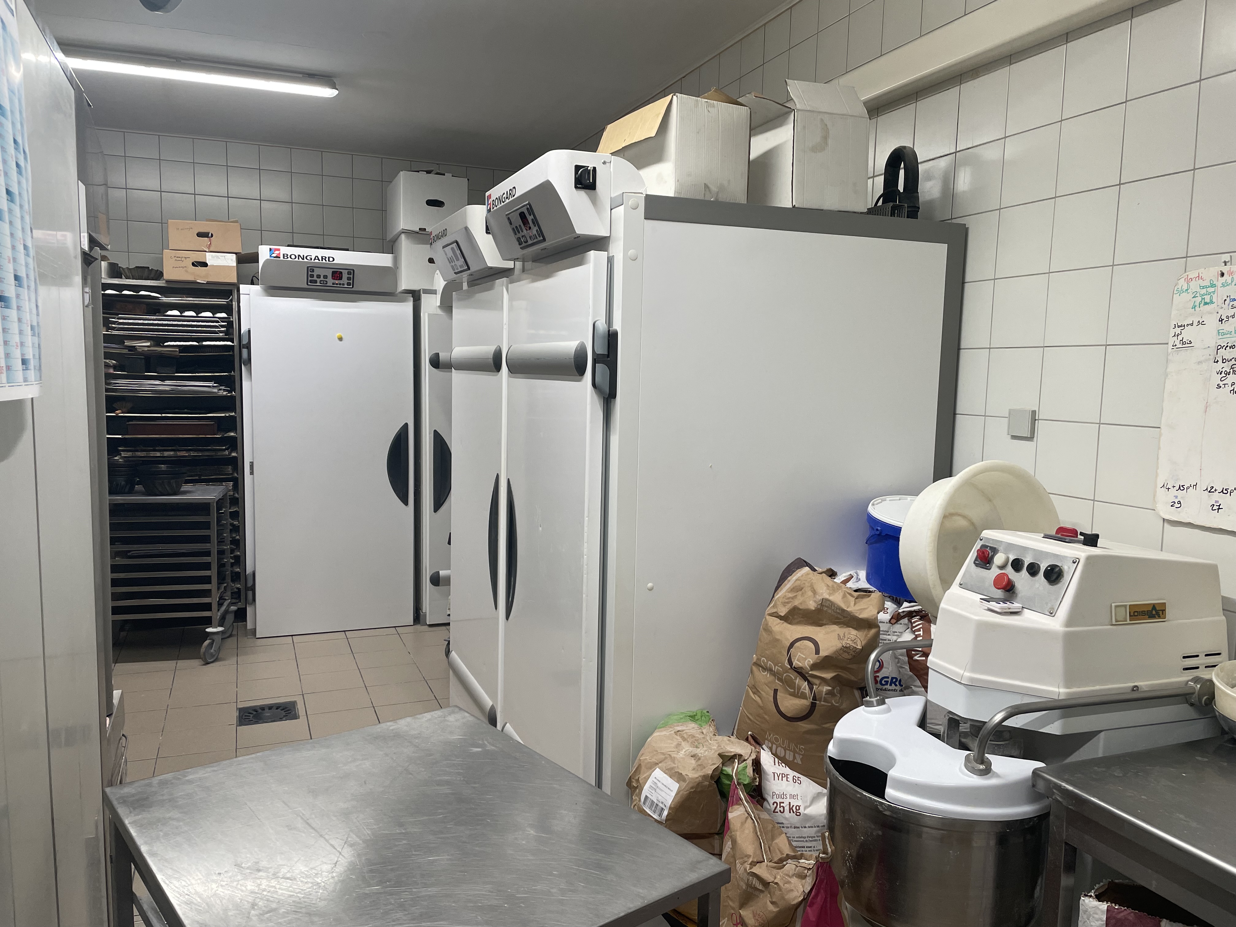 Boulangerie 351 m² Écouves

Radon: à 10km d'Alençon, boulangerie-pâtisserie unique et dynamique, clientèle fidèle locale et de week-end.En plein centre du bourg, le fond de commerce sévit dans des locaux agréables et très soignés. Le  rez de chaussée comprend: la boutique, la cuisine privée, le fournil, le laboratoire pâtissier, une réserve. A ce niveau ( à l'écart de la partie pro) on trouve également la chaufferie du bâtiment avec chaudière et sa cuve fuel. A l'étage la terrasse exposée Sud dessert trois locaux  professionnels (entrepôt farine, local technique et stockage) et l'appartement qui, en duplex, offre un vaste séjour-salon et une salle de bain avec WC , trois chambres (dont une avec dressing attenant) et salle de douche avec WC. L'ensemble immobilier peut être éventuellement cédé avec aménagement. Le matériel professionnel est entretenu régulièrement.