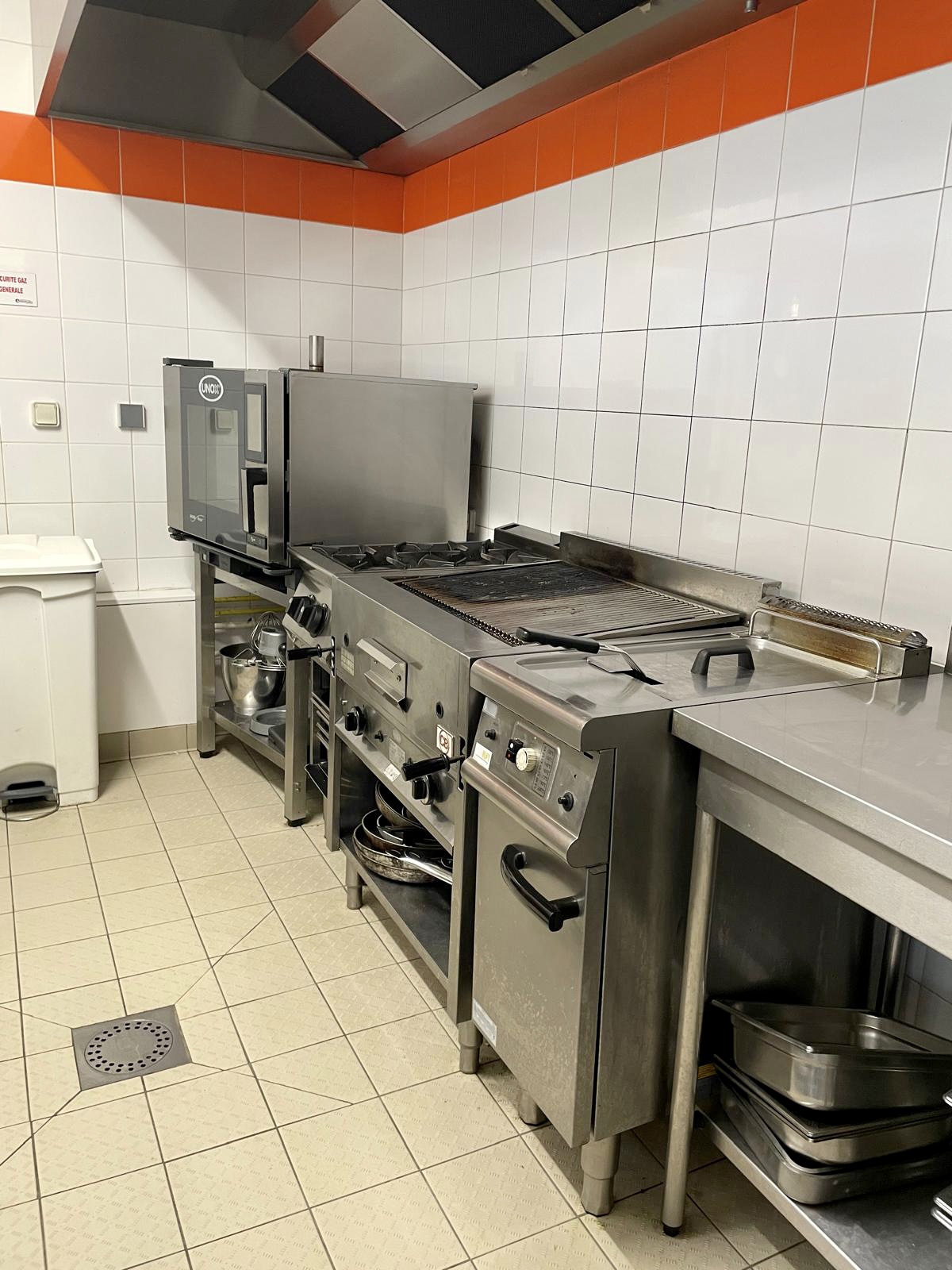 Restaurant en plein centre bourg de Saint Michel en l’Herm (85580), situé sur l’axe passant, près de tous commerces.
Ouvert à l’année. Licence 3.
Affaire saine, idéal première acquisition pour un couple de professionnels qui souhaitent se lancer dans l'entreprenariat.

Grande salle de restaurant, cuisine ouverte bien équipée, WC PMR et terrasse.
Salle de restaurant lumineuse. (Salle : 40 couverts / Terrasse : 20 couverts)

Restaurant de construction 2017, en bon état et aux dernières normes
Cuisine équipée de matériel professionnel en bon état
Parkings gratuits à proximité - Accès handicapé