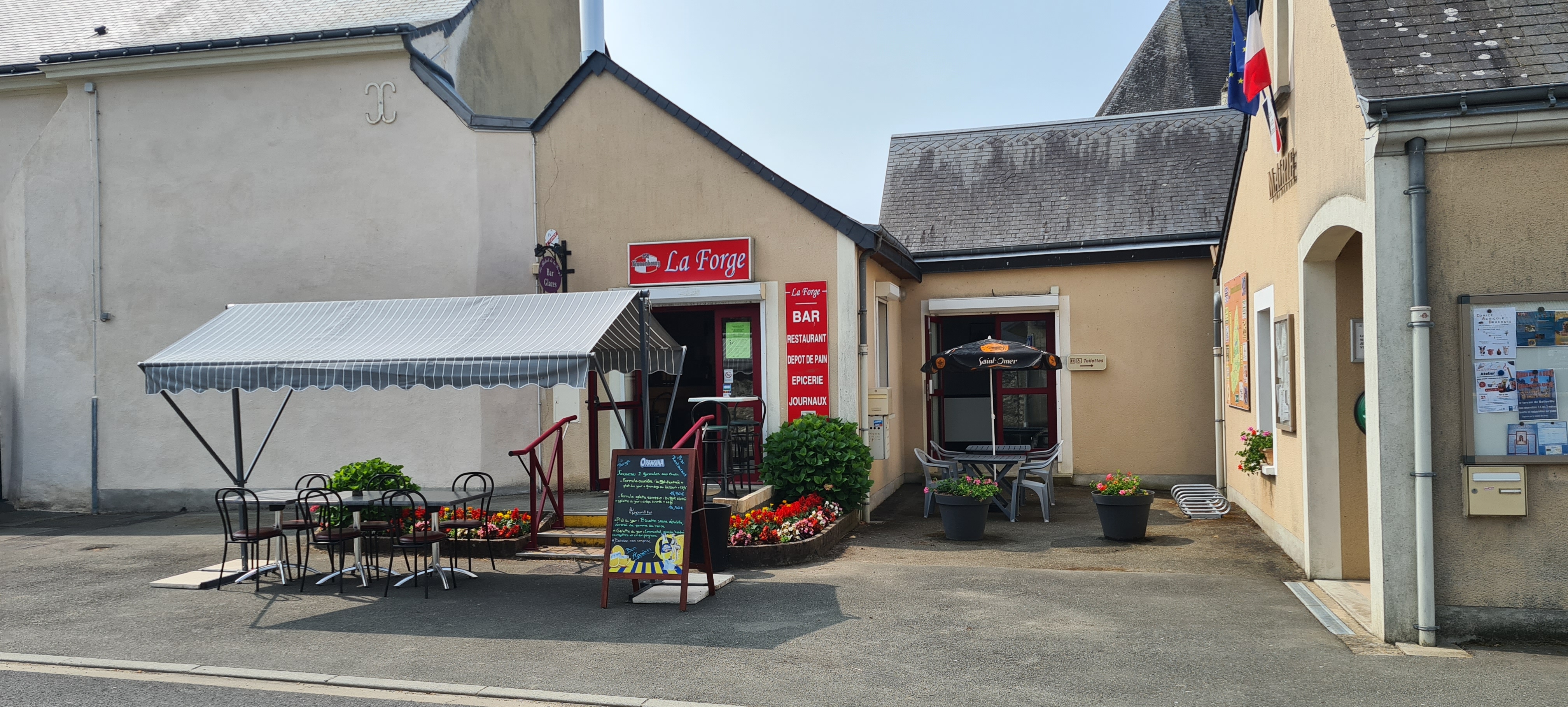 Au cœur du village de la Bruère-sur-loir situé dans la Sarthe, vends fond de commerce avec un bail commercial 3 6 9... une superficie de plus de 100m² composé d'un bar, de 2 salles de restaurant, d' une cuisine équipée, d'une terrasse extérieure et de 2 reserves. Le restaurant peut accueillir 50 couverts et 16 couverts en terrasse.
Les murs ainsi que la licence 4 appartiennent à la mairie. Actuellement le restaurant est ouvert uniquement le midi du lundi au vendredi  ( possibilité de développer le chiffre d'affaire en ouvrant le soir et les week-ends). Le loyer est de 250€.
Belle affaire à saisir, idéal pour un couple ou pour une première affaire.
Prix net vendeur du fond de commerce 30000€