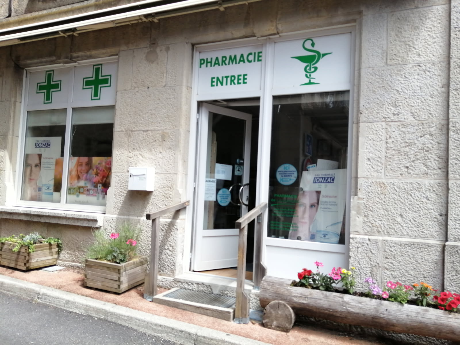 Pharmacie Ardèche verte cherche repreneur, cause départ retraite. 
Urgent.
Village de Lalouvesc, proche de Lyon et Valence. Qualité de vie, cadre naturel très préservé, 12 commerces, 25 associations.
C.A : 450.000 € HT
Idéal pour première installation.
Grosse possibilité de progression, loyer très faible.
Prix de vente très bas, reste à l'écoute de toute proposition.