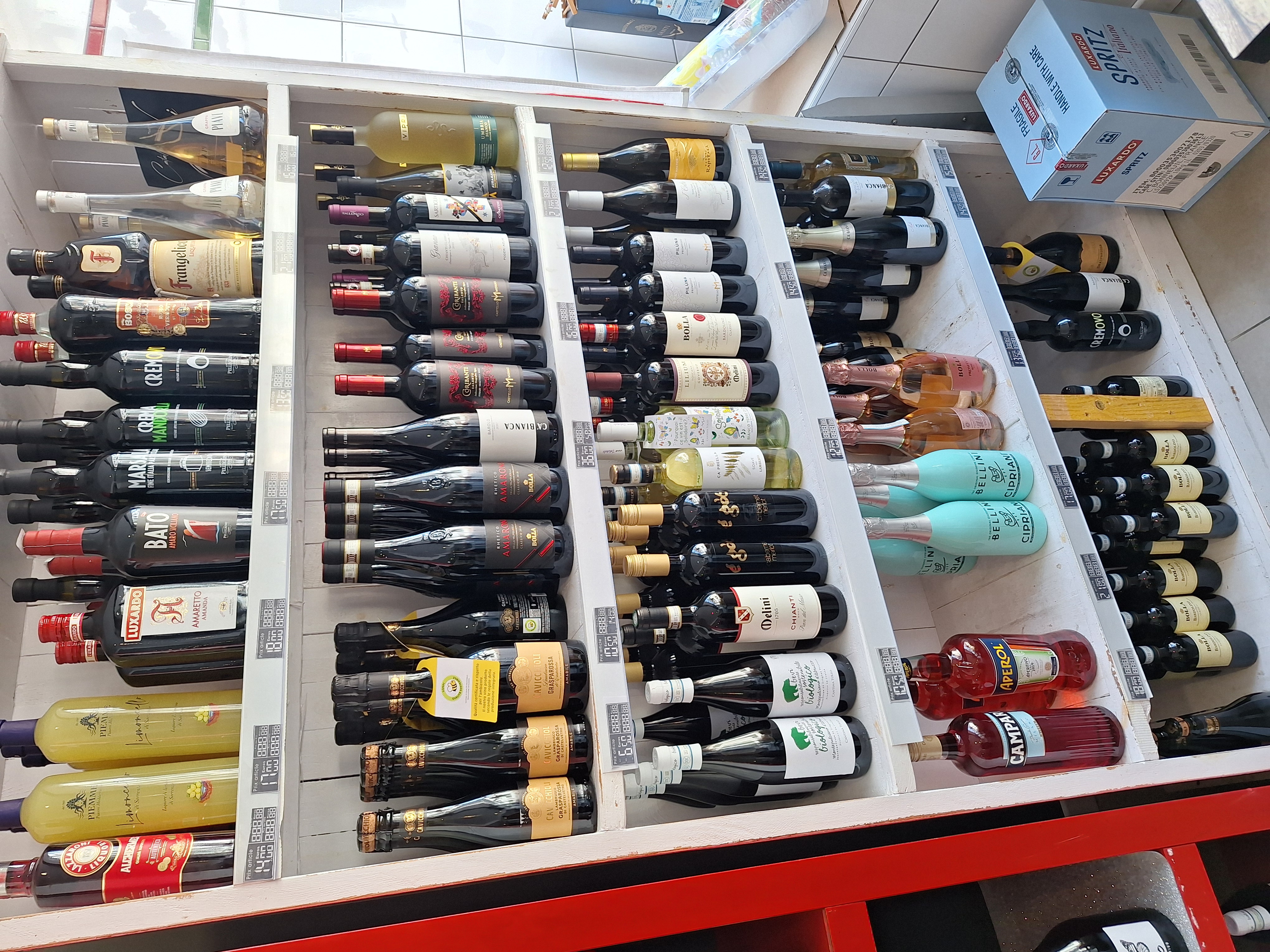 Fond de commerce épicerie Italienne avec restauration 16 places, clientèle fidèle depuis 10 ans maintenant , en centre ville parking gratuit.