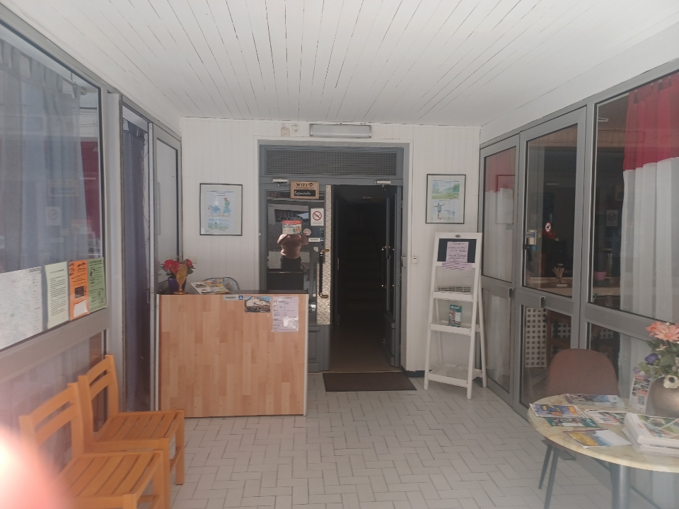 Hotel familliale situé dans un cadre naturel dans un petit village  LOZERE ARDECHE entourer de commerces ( Boucherie , épicerie, pharmacie quincaillerie , presse maison médicale et gare ) stevenson ,entourer de lacs et de montagnes et de marches , VTT , divers activités lies a la nature

L'hôtel de superficie de plus ou moins 1800M2
- 18 chambres donc 1 dortoire de 9 couchages (et une capacite de 52 couchages )
une capacite d accueil en restauration de 90 PERSONNES et une terrasse ombragé a souhait de 50 personnes
- une grande cuisine et une grande plonge
- parking privé
- parc à Anes ( randonneurs ) + étable
- garages personnel
- 1 appartement T5 PRIVATIF