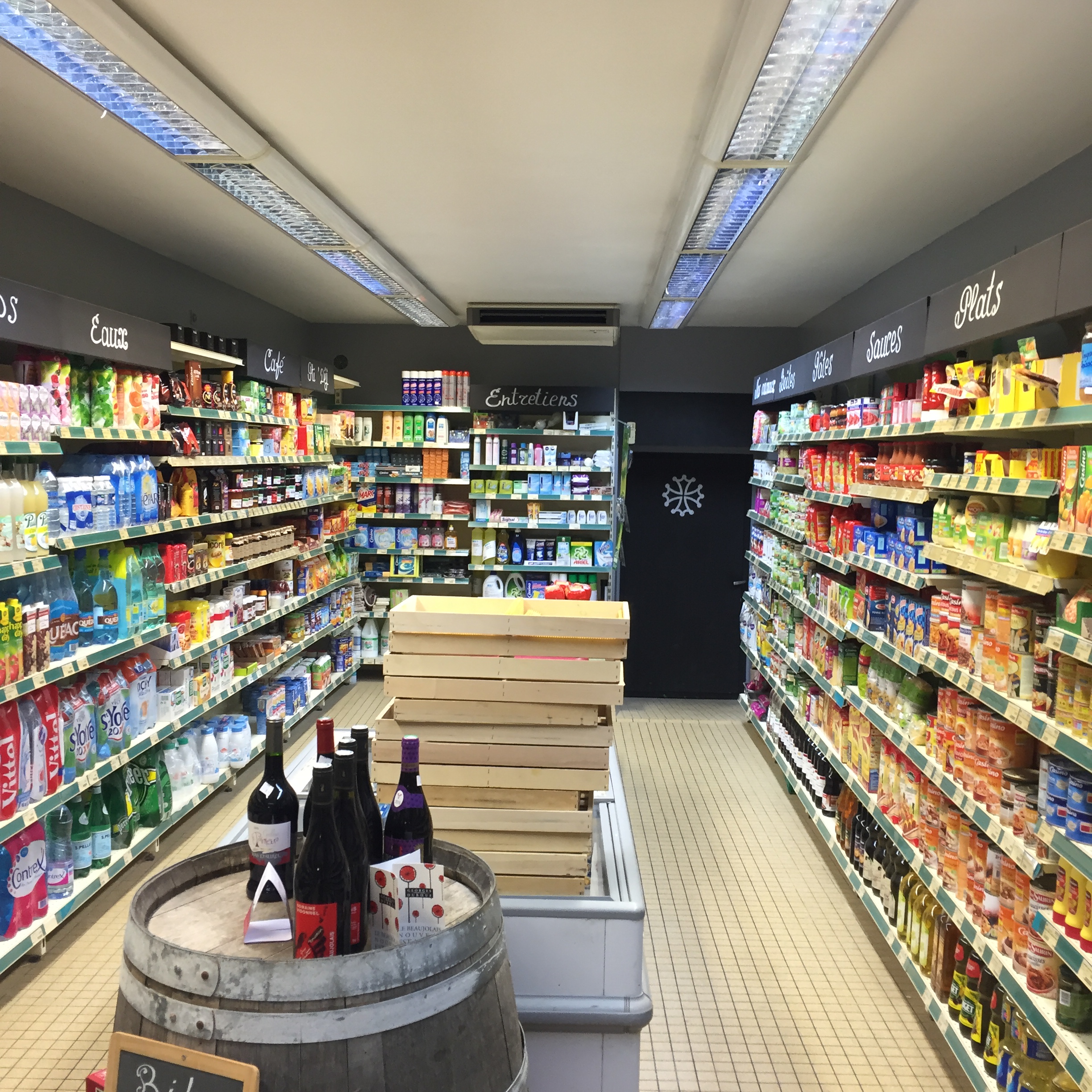 Cause départ à la retraite.
A vendre petite épicerie .
Située sur le chemin de Compostelle, dans une petite ville dynamique, le magasin propose une belle vitrine de fromages à la coupe.
Produits du terroir et fruits et légumes.
Marchés et tournées possibles avec camion-magasin.